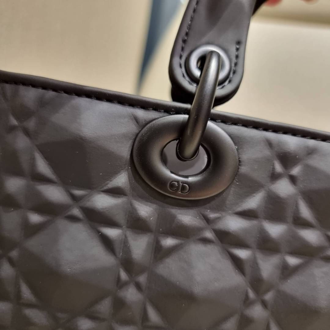 พร้อมส่ง DIOR LADY D-JOY BAG Cannage Calfskin with Diamond Motif / CD LADY D-JOY BAG ดีไซน์ใหม่ อัพเลเวลความหรู กับกระเป๋าสะพายข้างที่รอบนี้ดีไซน์รูปทรงโฉมใหม่ ใช้งานง่ายขึ้น สะดวกใช้มากขึ้น