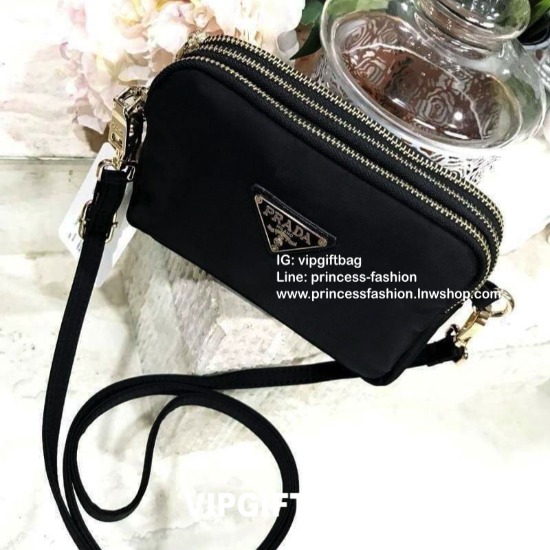 PRADA CROSSBODY BAG WITH ZIP GIFT WITH PURCHASE (GWP) กระเป๋าสะพายพรีเมี่ยมกิ้ฟ Limited Edition จากเคาน์เตอร์แบรนด์ดีไซน์เรียบหรูดูดี วัสดุ Nylon & Polyester 100% เนื้อหนาคุณภาพดีตามแบบฉบับของแบรนด์ ด้านหน้าประดับโลโก้มีช่องแบ่ง3ช่องเป็นสัดส่วนเปิดปิดด้วย