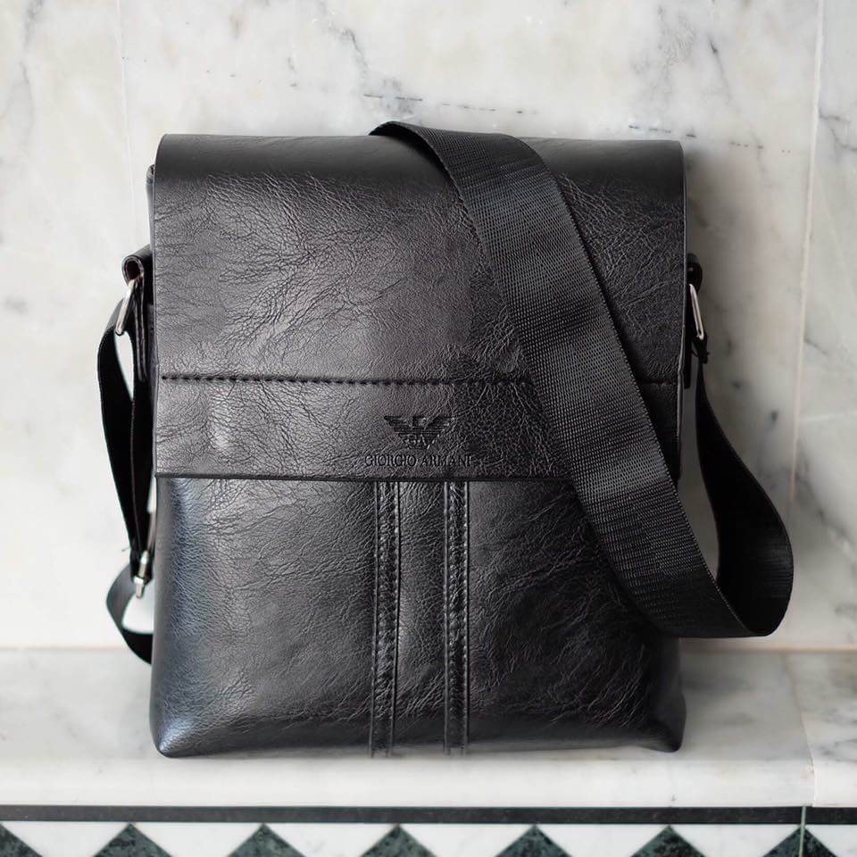 เอาใจหนุ่มๆบ้างค่า สำหรับ messenger bag หนังดี มากๆเลยน้า ลายหนังชัดสวย ใบนี้จากแบรนด์ ดัง Giorgio Armani ตัวกระเป๋าขนาดกำลังดีเลยคะ สีดำ คลาสสิค มีช่องแบ่งเก็บของหลายช่องเป็นสัดส่วนมากๆคะ น้ำหนักเบา จุของคุ้ม สายยาว ปรับได้ free size สามารถสะพาย cross bo