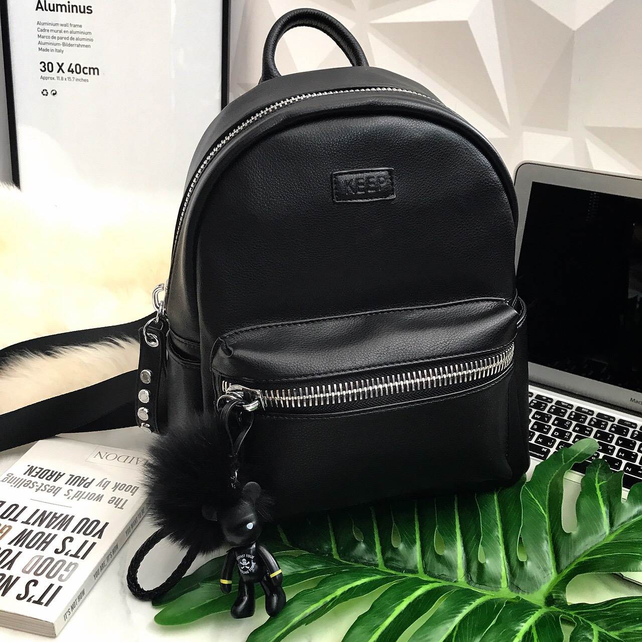 KEEP รุ่น Leather classic backpack >กระเป๋า หนังเนื้อดี นิ่มมาก ลายหนังชัด ทนทานคะ >น้ำหนักเบา ดีไซด์ ทันสมัย เข้าได้กับทุกชุด >สายสะพายเป็นหนังอย่างดี ด้านหน้าและด้านข้างประดับหมุด ด้านข้างมีช่องไว้ใส่ของได้ >ภายในตัวกระเป๋ามีช่องเก็บของจุกจิ