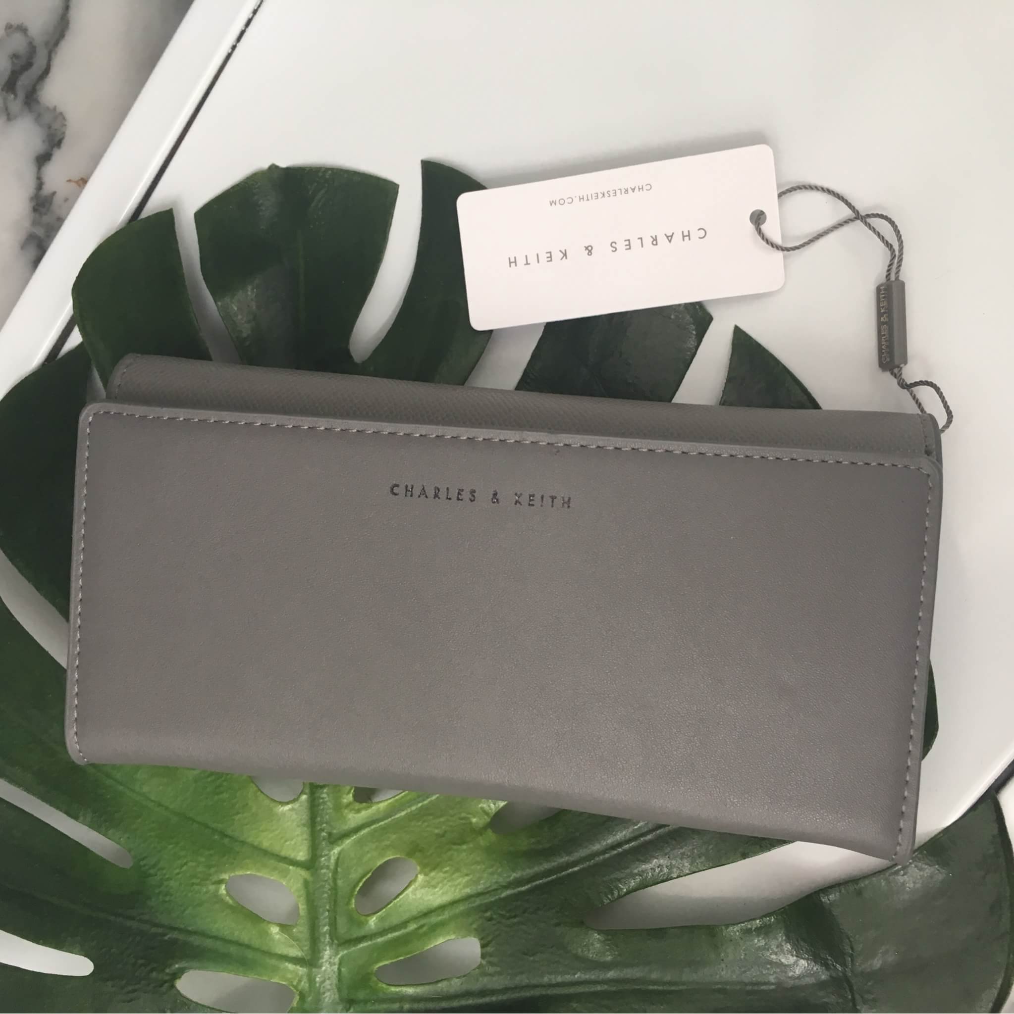 🎈 งานแท้ชนช้อป รุ่นหายาก !! กระเป๋าสตางค์ จากแบรนด์ Charles & Keith สวย หรูมากกกก ใบนี้ เป็นกระเป๋าตัง 2 พับ ใช้ได้ 2 ด้านเลยน้า #คุ้ม #เลิศ มี 2 สี เทาเข้ม กับ ดำ คะ มีช่องใส่ บัตรเยอะ ช่องใส่เหรียญ ใส่ แบงค์ บอกคำเดียว สวยรับเงิน #มีถุงผ้าแบรนด์ใ