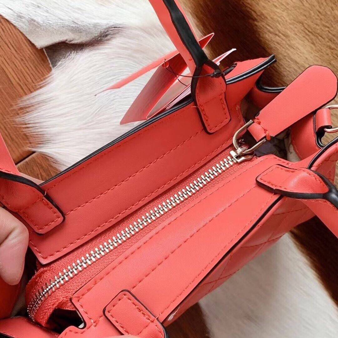 GUESS ELLIANA QUILTED MINI SATCHEL BAG กระเป๋าสะพายรุ่นยอดนิยม วัสดุ PU คุณภาพดี นิ่ม น้ำหนักเบาด้านหน้าประดับด้วยโลโก้แบรนด์สุดหรู เปิดปิดกระเป๋าด้วยซิปสะดวกใช้ ด้านในกว้างมีช่องซิปสำหรับใส่ของ ใส่มือถือได้ทุกรุ่น ซับในลายแบรนด์ สายสะพายหนังเลื่อนปรับระด