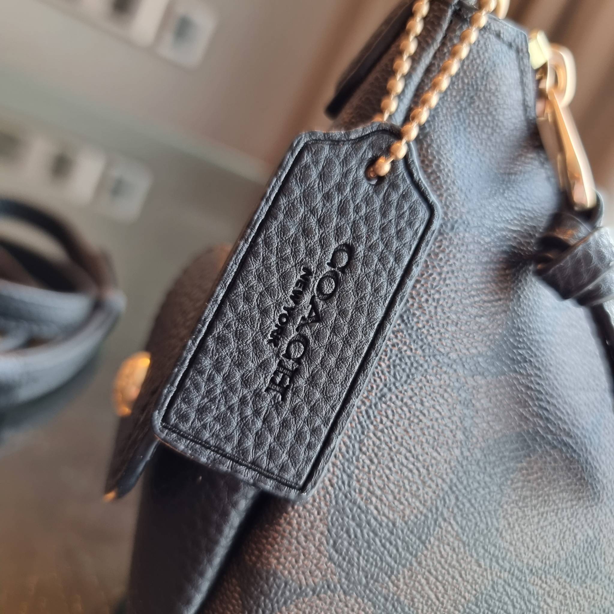 COACH C7223 PENNY SHOULDER BAG 25 IN SIGNATURE CANVAS คอลเลคชั่นเพนนีสุดคิ้วท์ ในรูปแบบของกระเป๋าสะพายไหล่กึ่งทรงพอช พร้อมเสิร์ฟความสวยถึงบ้านไปเลย!! ด้วยดีไซน์คลาสสิคย้อนยุค ที่แอบแฝงความเรียบหรู มาพร้อมสายสะพาย 2 เส้น เป็นสายคล้องมือและสายสะพายครอสบอดี้