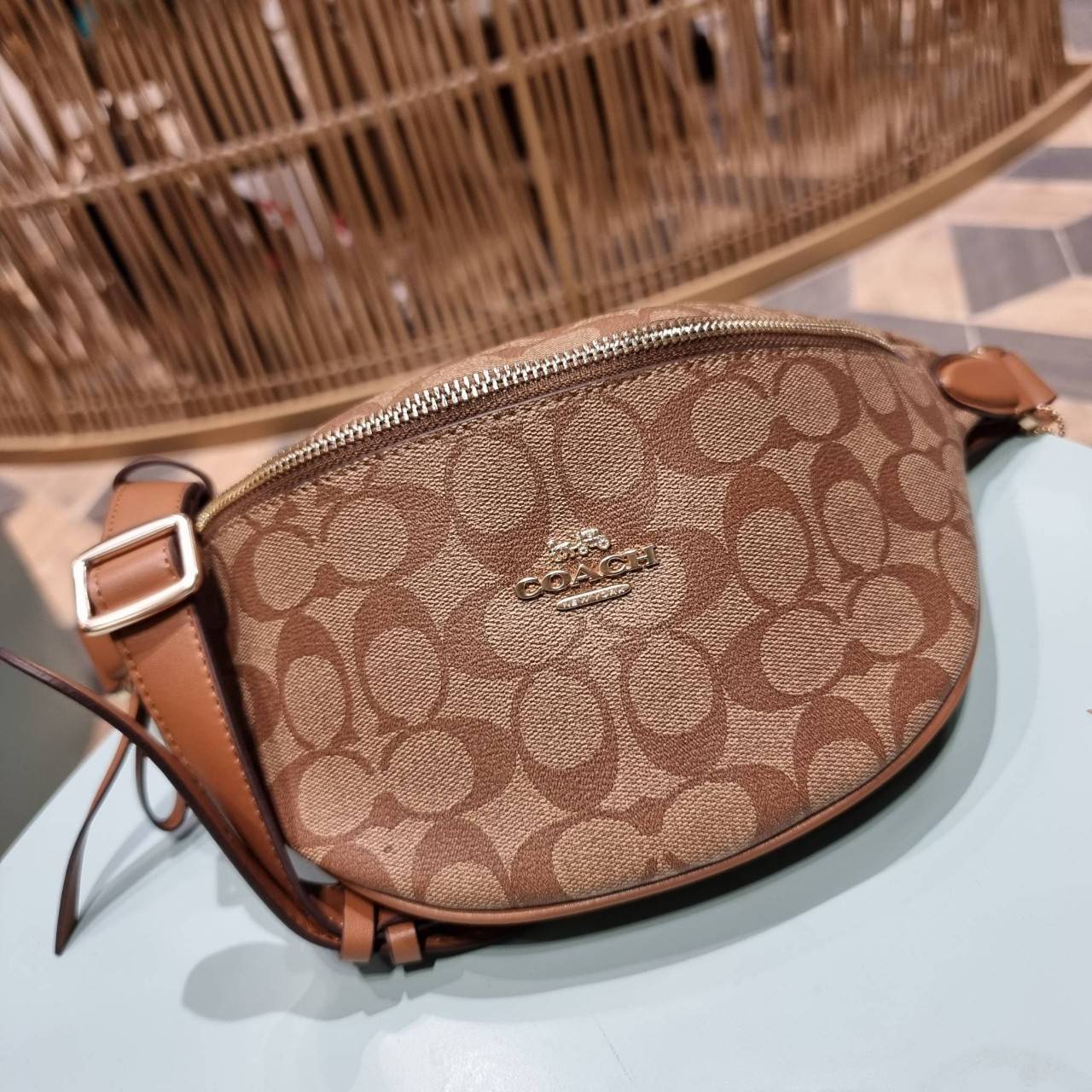 COACH F48740 BELT BAG IN SIGNATURE CANVAS กระเป๋าคาดอกทรง Unisex ที่ขายดีถล่มทลาย!! ขายได้ตลอดปี!! สวยเท่ทุกสี วัสดุหนังแคนวาสเคลือบคุณภาพดี ทนทาน ใช้งานง่าย ภายในเป็นช่องโล่ง เหมาะสำหรับคนที่ชอบพกอะไรง่ายๆ รับรองตอบโจทย์น้า