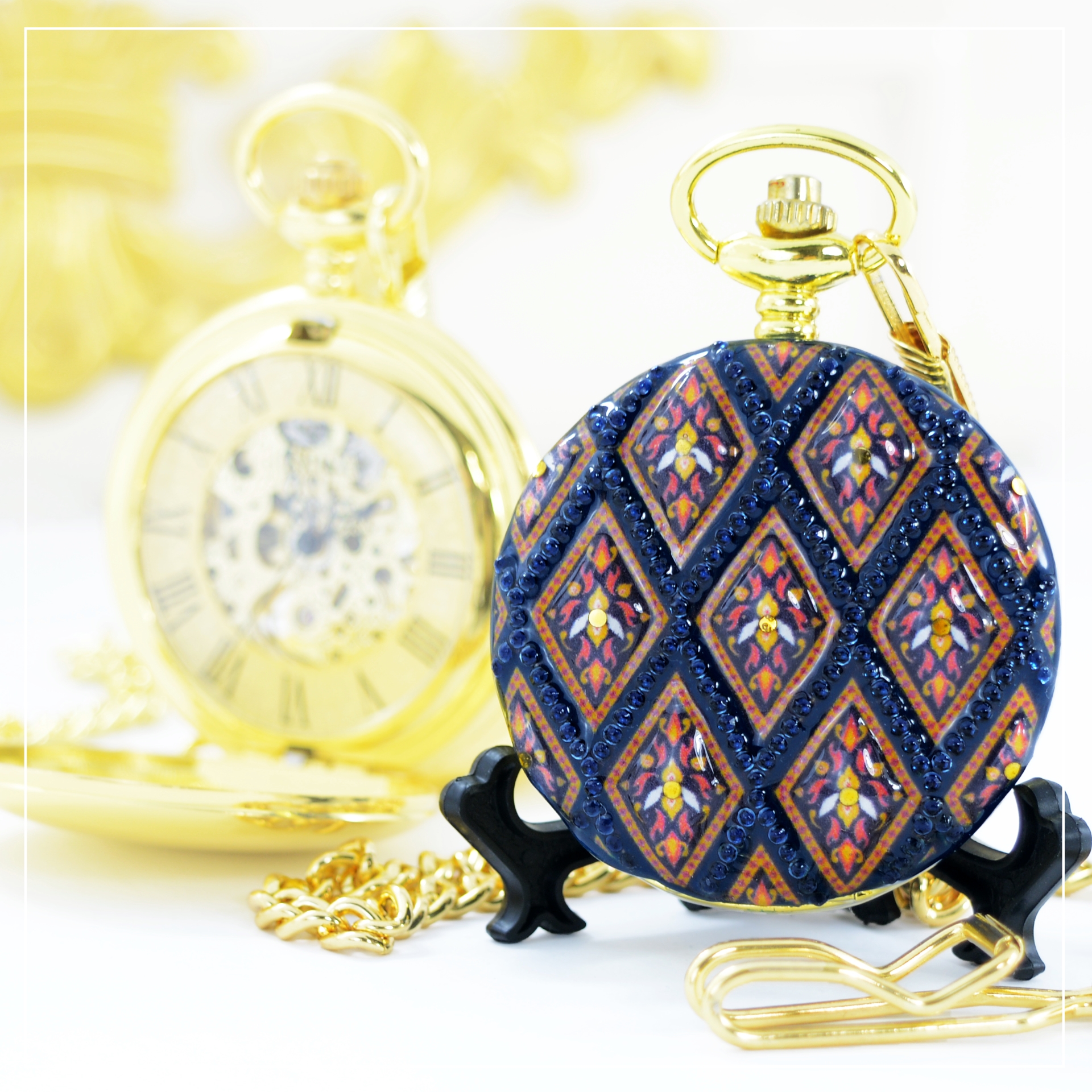ของที่ระลึกไทย | ของฝากที่ระลึกจากไทย นาฬิกาพกลายผ้าไทยโครงสีทอง: ของขวัญไทยๆที่งดงามและทรงคุณค่า