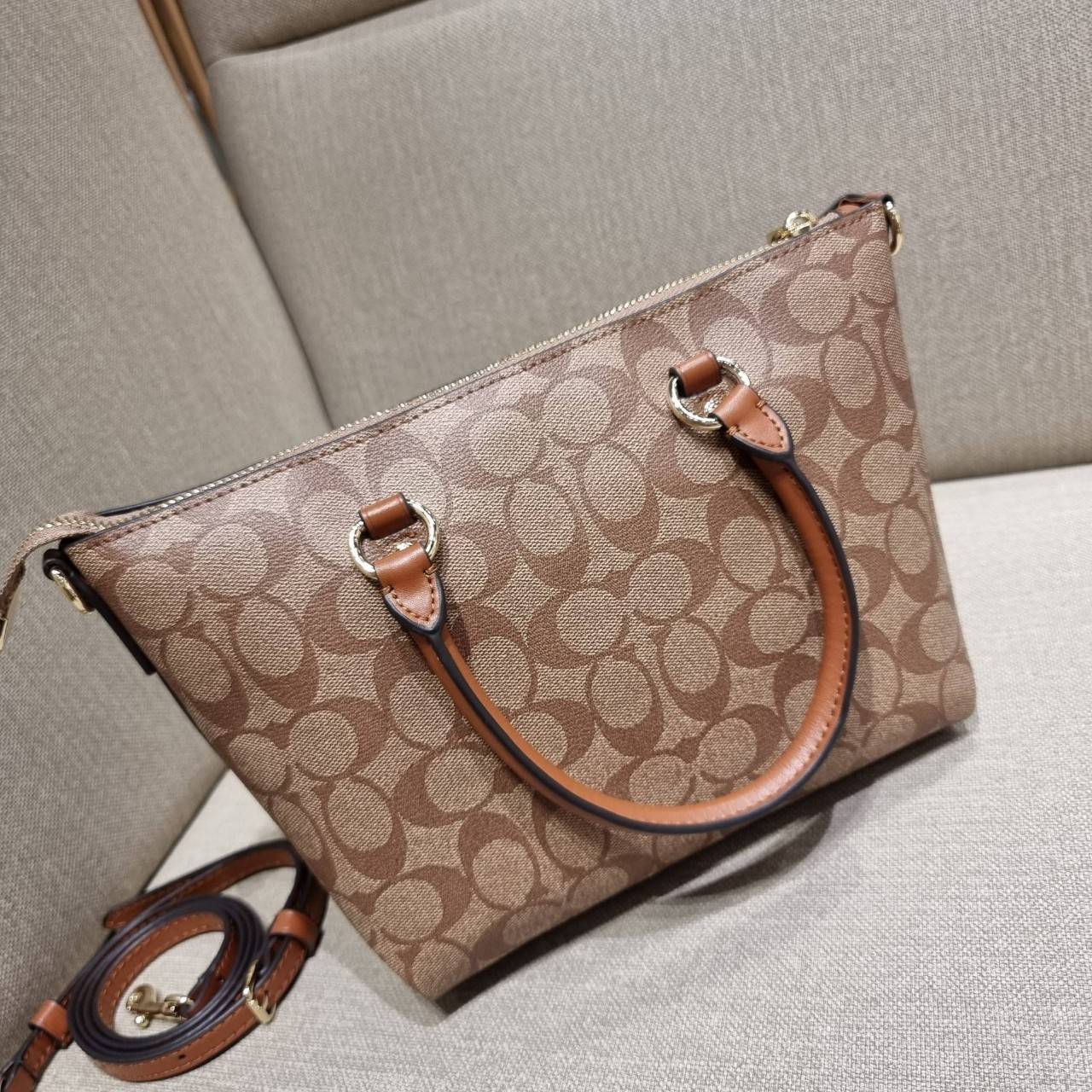 COACH F38089 MINI EMMA SATCHEL IN SIGNATURE CANVAS รุ่นหายาก รุ่นที่สาวๆตามหา จัดมาให้สมกับที่รอคอยกันไปเลยจ้า!! เป็นรุ่นที่ดีไซน์ออกมาให้ใช้งานง่าย สะดวก สวย หรู ดูดี!! กระเป๋าสะพายทรงสวย วัสดุหนังแคนวาสเคลือบลาย มาพร้อมสายสะพายข้างและหูจับในตัว ถอดออกถื