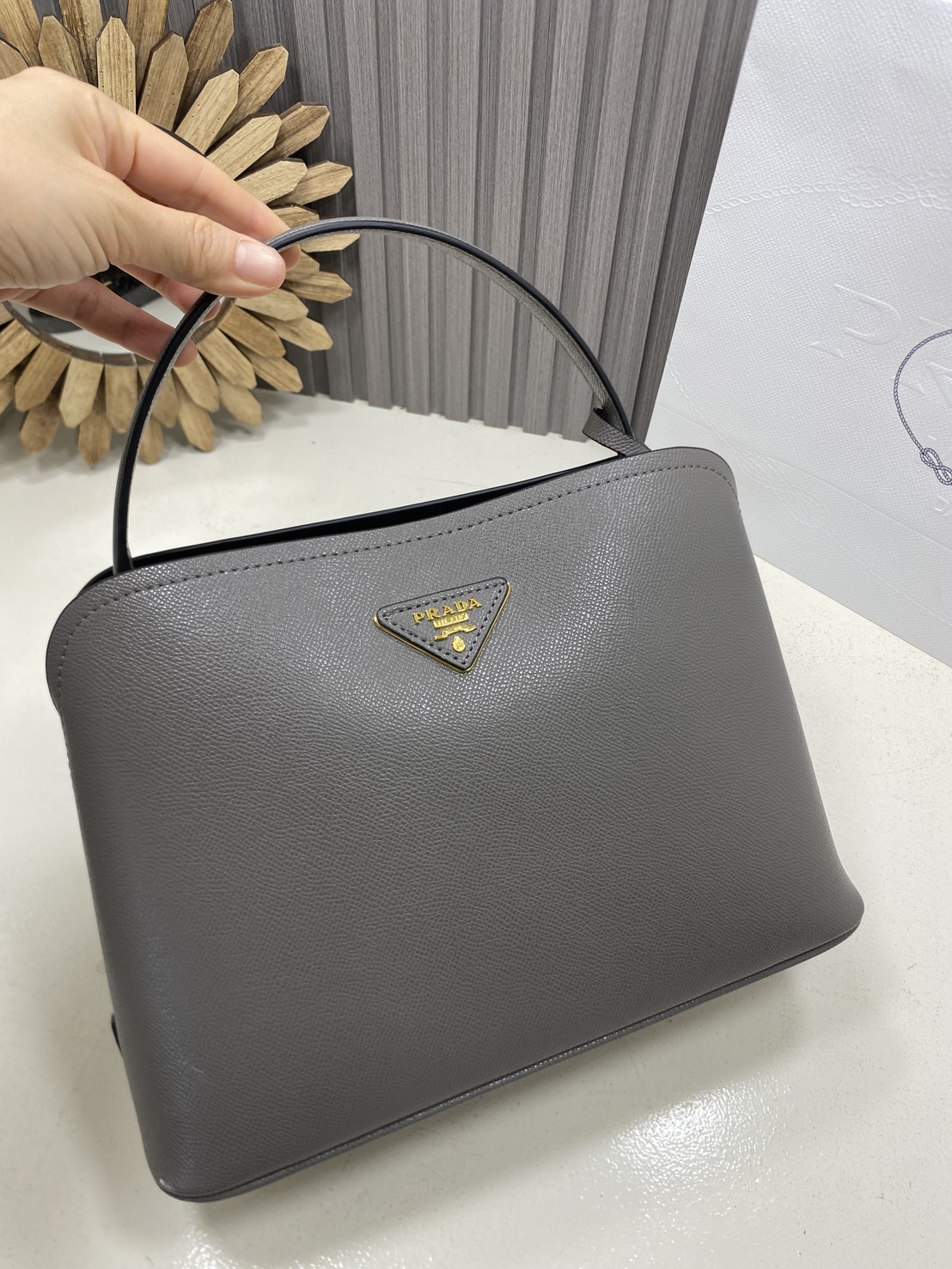 ORI หนังแท้ | Prada Matinee Medium Saffiano Leather Bag 28cm กระเป๋าสะพายทรงโฮโบสวยหรู ดีไซน์เรียบหรูตามแบบฉบับแบรนด์ ยังคงความเรียบแต่มากไว้อย่างหรูหราลงตัว ใช้งานได้หลากหลายโอกาส