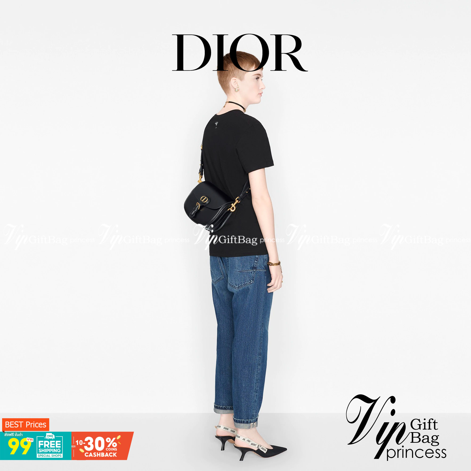 Dior Bobby Bag (GWP) พรีเมี่ยมกิ้ฟ Limited Edition วัสดุหนังแท้ Calfskin อะไหล่ทอง กระเป๋าหรูยอดฮิต ดีไซน์เป็นทรงโค้งเรียบหรูแบบโบฮีเมียนนิดๆ ด้านหน้าประดัลโลโก้ CD เด่นชัด ตอกย้ำความเป็นแบรนด์หรู Christian Dior แมทกับชุดได้ง่าย ใช้ได้ทุกวัน ทั้งสะพายไหล่