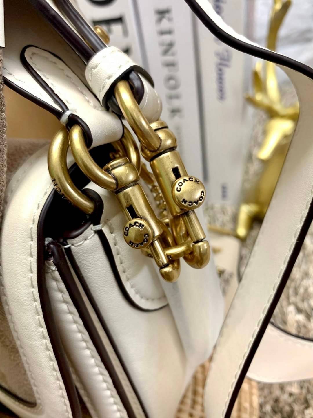 สวย หรู แถมสุดคุ้มกันเลยจร้าา💋 COACH BEAT SADDLE BAG ((C3837//C0749)) พร้อมส่งที่ไทยอีกครั้ง ห้ามพลาดค่าา!! กระเป๋าสะพายครอสบอดี้ร์ วัสดุหนังแท้ชั้นดีที่สุด! หนังสวย บวกกับอะไหล่แบรนด์ที่ดูเด่นคลาสสิคตรงด้านหน้าค่ะ เปิดปิดกระเป๋าแบบกดล็อค ภายในสาม