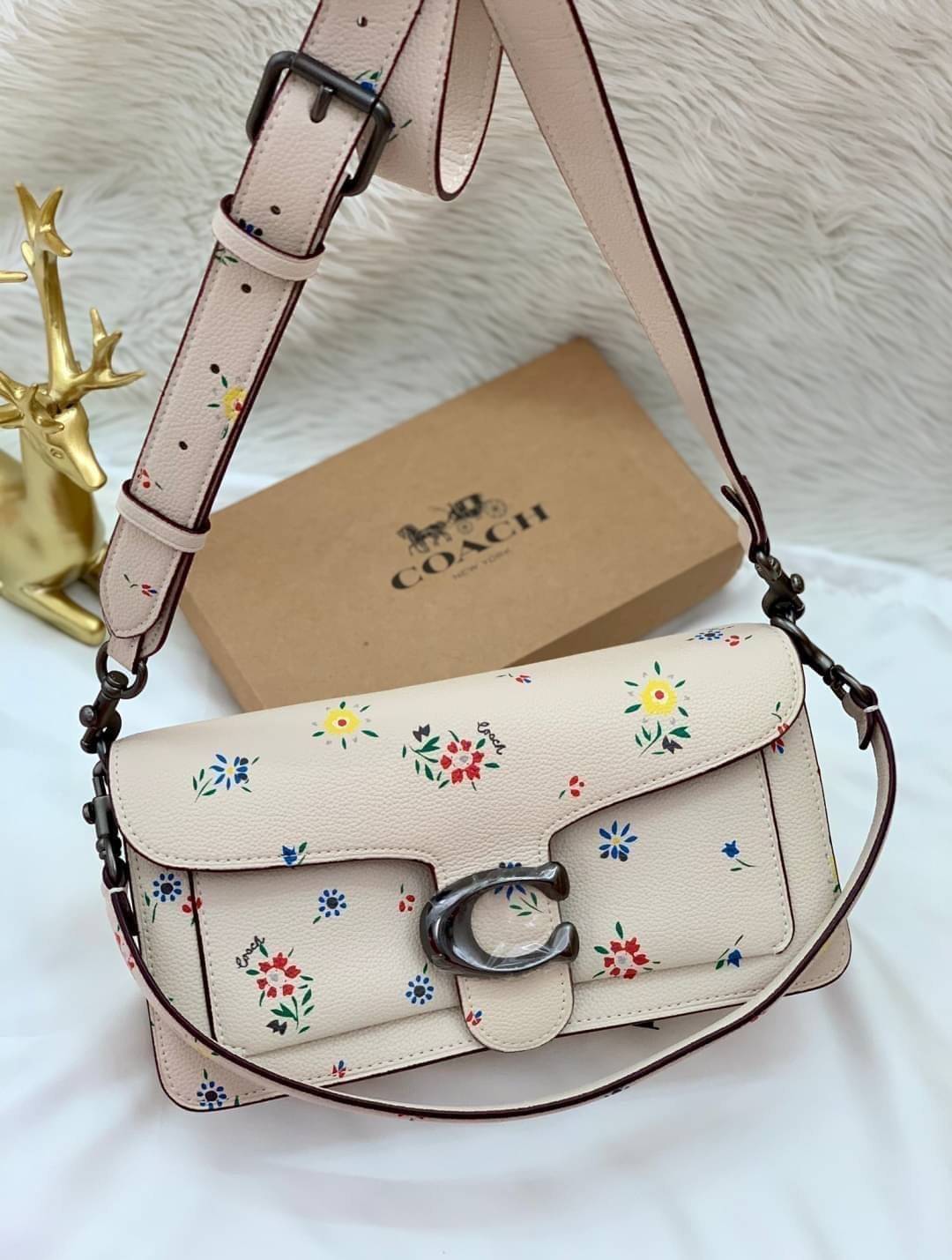 OUTLET 】รุ่นหายาก รุ่นตามหา ห้ามพลาดค่ะ! COACH TABBY FLORALPRINT ((B2081-630)) Wildflower-print Leather Shoulder Bag In White พร้อมส่งอีกครั้งค่ะ! กระเป๋าหิ้ว//สะพายไหล่//สะพายข้างได้หรือถือแบบคลัทออกงานได้เลย สุดคุ้ม! หนังแท้นิ่มอย่างดี 🌸 จุดเด่น