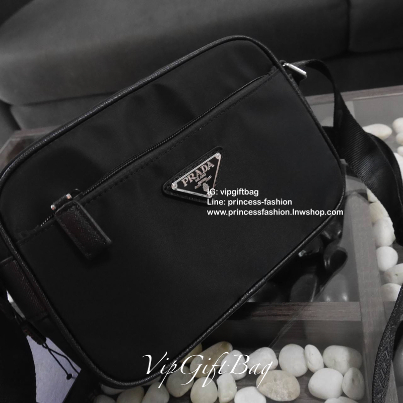 กระเป๋าสะพายข้าง จากแบรนด์ Prada วัสดุทำจากผ้าNylon อย่างหน้า อยู่ทรงสวยเลยคะ ขนาดกะทัดรัด ใส่มือถือ กระเป๋าตังยาว ได้เหลือๆคะ ด้านหน้ามีช่องซิปแยกให้คะ ด้านในบุผ้าลายแบรนด์อย่างดี มีป้ายโลหะแบรนด์ พร้อมช่องใส่ของแยกอีกด้วยคะ อะไหล่เงินทั้งใบ รุ่นนี้แม่ค้