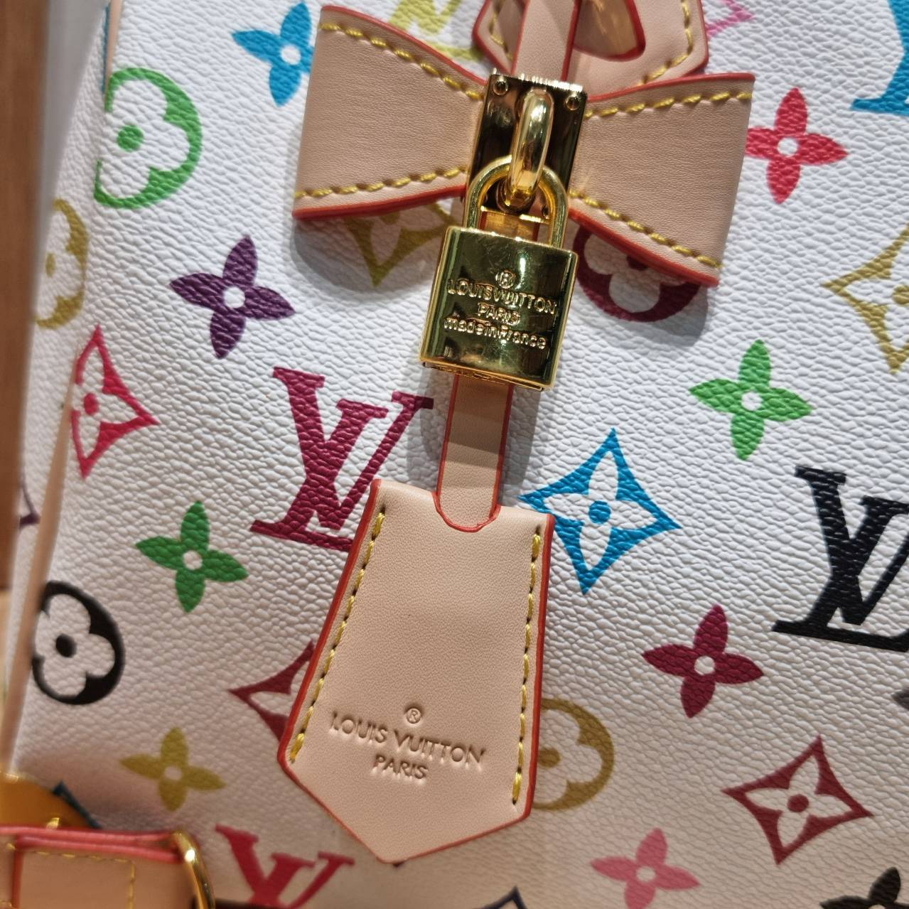 LV x TM speedy bandouliere 25 bag กระเป๋าทรงหมอน รุ่นท็อปฮิต กับดีไซน์ใหม่ต้อนรับฤดูร้อน โดดเด่นด้วยการตกแต่งลายพิมพ์ไม่เกร่อ โทนสีสดใสสะดุดตา มาพร้อมพวงหนังห้อยและมีกุญแจล็อค