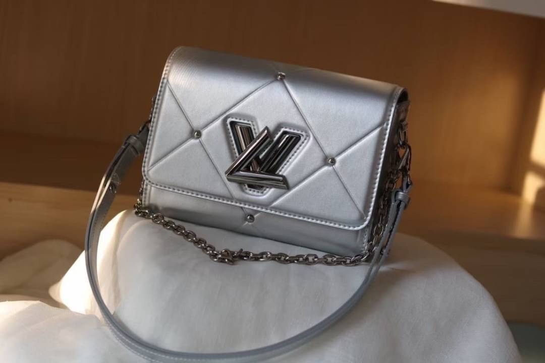 หนังแท้ LOUIS VUITTON Epi Twist Shoulder Bag MM พร้อมส่งที่ไทย เกรดออรินอลงานหนังแท้ทั้งใบ ภาพสินค้าถ่ายจากงานขายจริง ใช้งานต่างประเทศได้