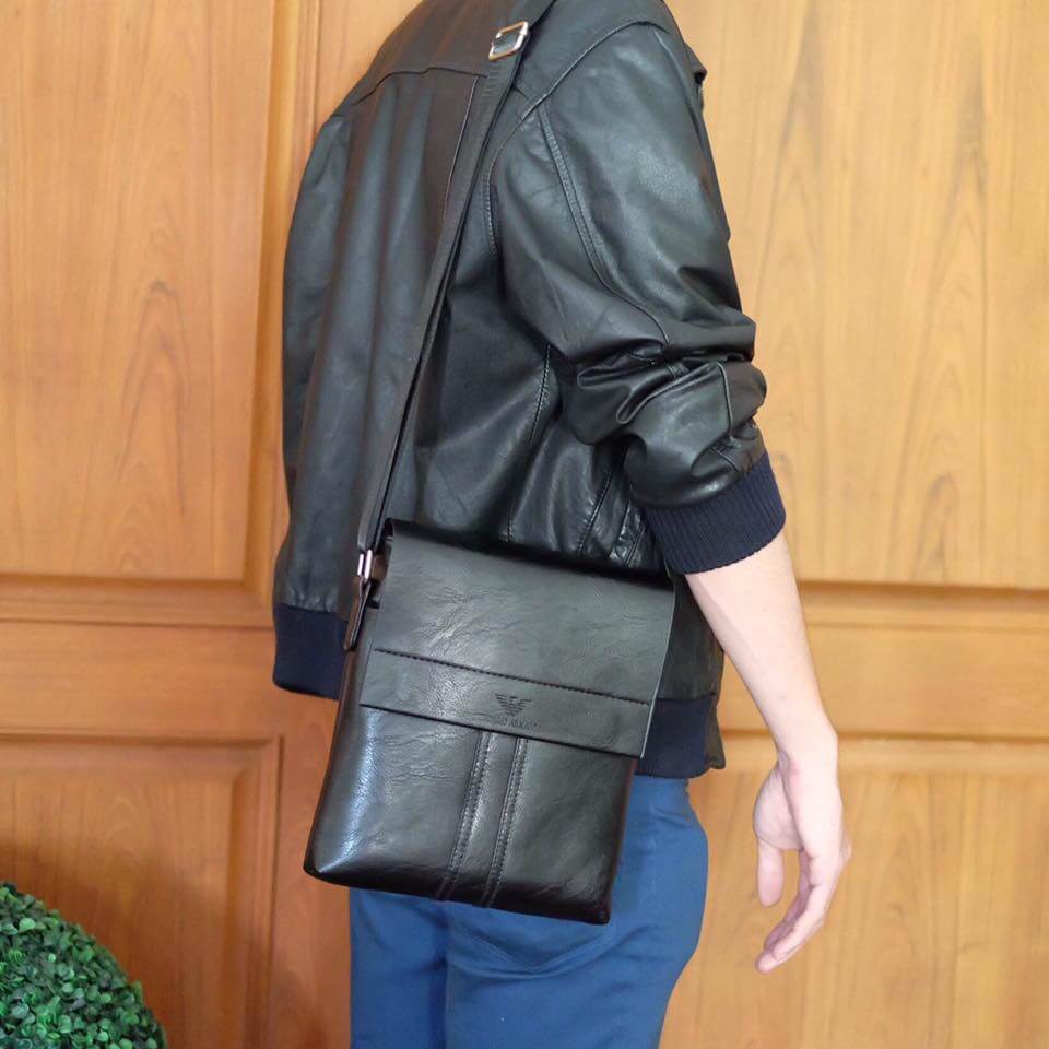 เอาใจหนุ่มๆบ้างค่า สำหรับ messenger bag หนังดี มากๆเลยน้า ลายหนังชัดสวย ใบนี้จากแบรนด์ ดัง Giorgio Armani ตัวกระเป๋าขนาดกำลังดีเลยคะ สีดำ คลาสสิค มีช่องแบ่งเก็บของหลายช่องเป็นสัดส่วนมากๆคะ น้ำหนักเบา จุของคุ้ม สายยาว ปรับได้ free size สามารถสะพาย cross bo