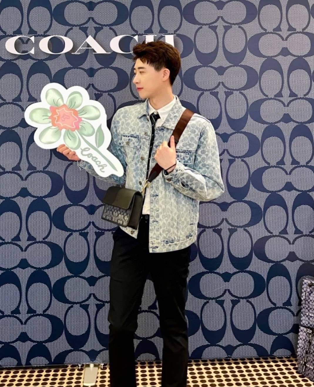 COACH Turner Flap Crossbody In Signature Chambray C8185 กระเป๋าสะพายหนังแชมเบรย์ซิกเนเจอร์และหนังธรรมชาติ ด้านในกระเป๋าซิป กระดุมแป๊ก ซับในหนัง กระเป๋าสลิปด้านนอก สายสะพายถอดได้ ยาว 25” สำหรับสะพายไหล่หรือสะพายข้าง