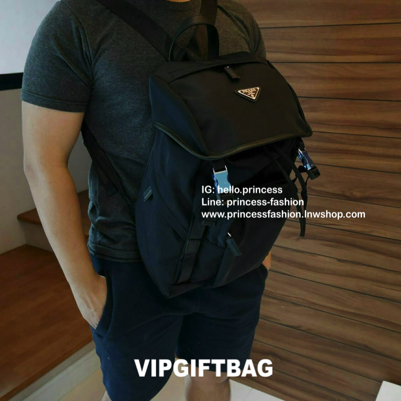เอาใจหนุ่มๆ กับ NEW PRADA NYLON BACKPACK 2018 เป้รุ่นใหม่มาแรง วัสดุทำจากผ้า nylon อย่างดีกันน้ำ ตามสไตล์แบรนด์ ตัวหระเป๋าอะไหล่เงิน มีช่องซิปหลายช่อง ปากกระเป๋าเป็นหูรูดสวยเก๋ ด้านในแบ่งเป็น2ส่วน สามารถใส่Laptop ได้สบาย จุของได้เยอะ น้ำหนักเบาใช้งานจริงส
