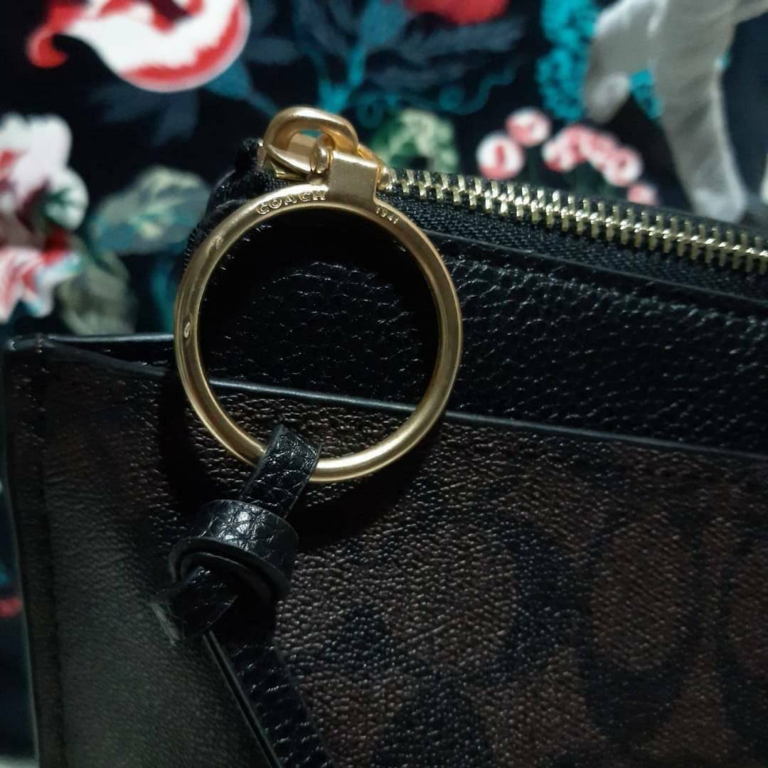 COACH 2319 MAY TOTE IN COLORBLOCK SIGNATURE CANVAS กระเป๋าโท้ท ดีไซน์ใหม่ล่าสุด!! 💕💕 เก๋ตรงปากกระเป๋า คล้ายกระเป๋าซ้อนในตัว สีตัดกับตัวกระเป๋าได้อย่างลงตัว ทรงสวย ใบใหญ่ใส่ของได้เยอะ เปิด-ปิดด้วยซิป รูดใช้งานง่าย ภายในโล่งกว้าง ด้านหลังมีช