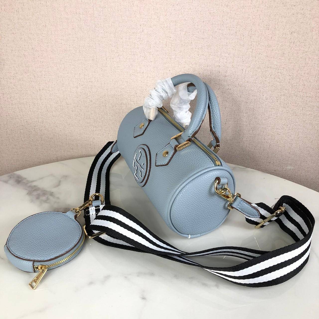 กระเป๋าถือ หรือสะพาย TORY BURCH เปิด - ปิดกระเป๋าด้วยซิป ด้านในมีช่องใส่ของ 1 ช่อง มาพร้อมสายสะพายยาว สามารถถอดและปรับได้ Free Size ค่ะ