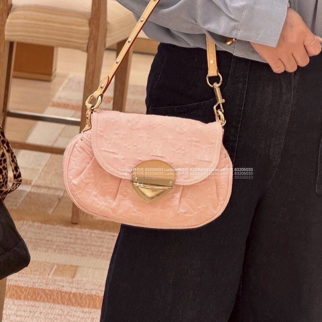LV Sunset Monogram Denim Handbag Washed Pink กระเป๋าสะพายไหล่ทรงสวย สีใหม่ชมพูหวาน แรงมากฉุดไม่อยู่ กับกระแสคอลใหม่ lvremix ดีไซน์แบบตัวมัม y2k รูปทรง baguette สวยดูแพง ใบนี้ก็ฉ่ำสุดๆ