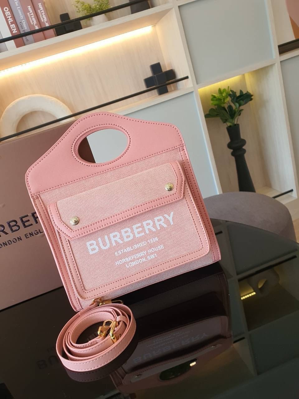 BURBERRY Mini Pocket Bag in Bright Red/dusky Pink / BURBERRY FRAGRANCES MINI TOTE BAG ตัวกระเป๋าเป็นผ้าตัดหนัง Lambskin นิ่มสวยหรูดูดี สีสันพาสเทล **น่ารักมากๆ มีช่องกระเป๋าหน้าเล็กให้1ช่อง ภายในช่องหลักโล่งกว้าง