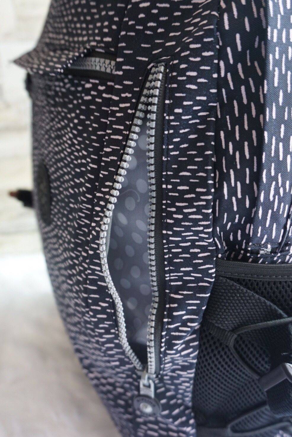 KIPLING BACKPACK K502 กระเป๋าเป้สะพายใบใหญ่ จุของได้เยอะมากๆ วัสดุ nylon + polyestor% กันน้ำ ด้านหน้ามี ช่องใส่ของจุกจิก ช่องซ้ายขวา ช่องหลักเปิดปิดด้วยซิป ภายในแบ่งเป็นสัดส่วย มีช่องแยกใส่ Laptop ใบขี้ขะได้เยอะ จะใช้ไปเรียน ไปนิมหรือท่องเที่ยวก็ตอยโจทย์ค