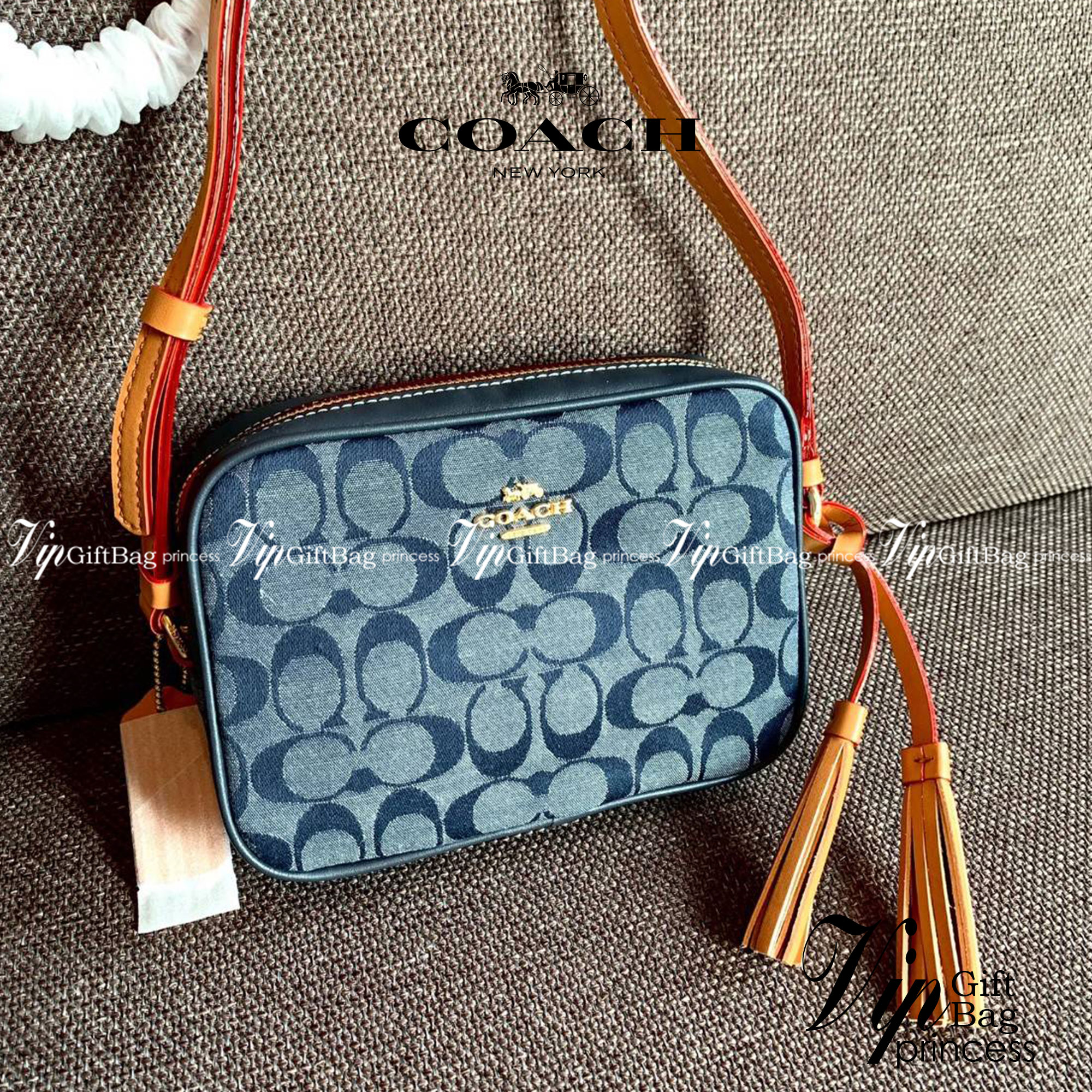 COACH MINI CAMERA IN SIGNATURE CHAMBRAY ((C8666)) 📣พร้อมส่งที่ไทย กับคอลเลคชั่นใหม่ล่าสุด ที่คุณต้องมี! กระเป๋าทรงกล่อง น้ำหนักเบา วัสดุผ้า Chambray ทอลายแบรนด์ตัดขอบหนังแท้ได้สวยงามค่ะ **ผ้าChambrayจะเหมาะกับหน้าร้อนนี้ได้ดีทีเดียวค่ะ**