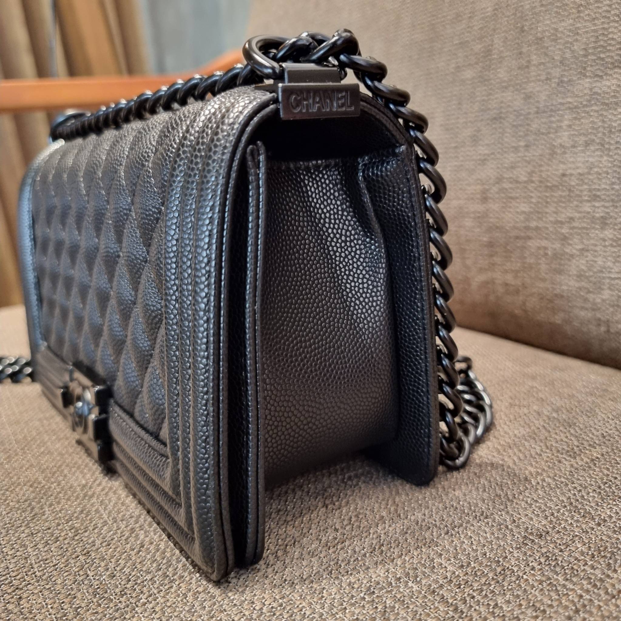 Chanel Boy 10" พร้อมส่งที่ไทย รุ่นสุดฮอต ดีไซน์อะไหล่ดำ เรียบหรูมากๆ!! วัสดุหนังลายคาร์เวีย ทรงคลาสสิคที่สาวๆห้ามพลาด!! ในราคาสุดคุ้ม เปิด-ปิดกระเป๋าด้วยตัวล็อค ภายในโล่งกว้าง ไซส์ใหญ่ใส่ของได้เยอะ มีช่องแยกในกระเป๋า มาพร้อมสายสะพายโซ่สลับหนังรองบ่า 