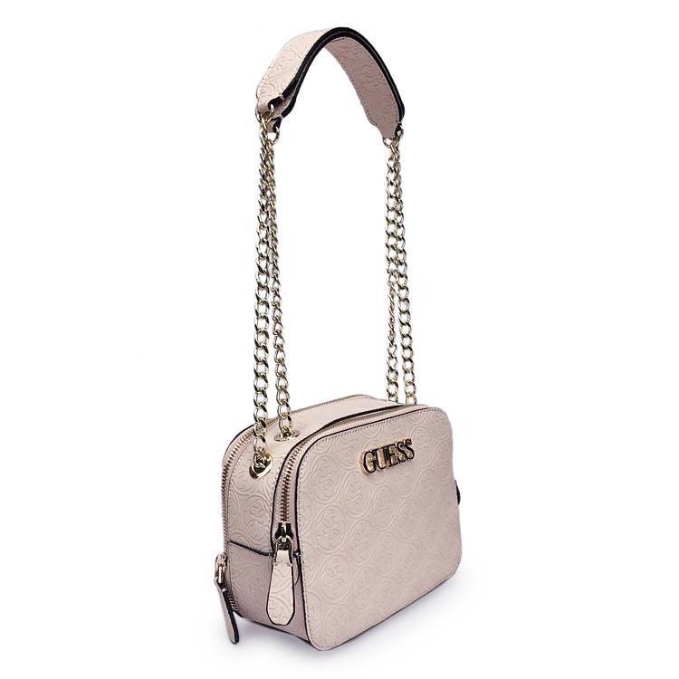 GUESS KAMRYN SHOULDER BAG กระเป๋าสะพายขนาดกำลังน่ารัก วัสดุ pu. ปั๊มแบรนด์รอบใบ หนังนิ่ม น้ำหนักเบา ด้านหน้ามีโลโก้แบรนด์ อะไหล่ทอง ช่องซิปหลักแบ่ง 2 ช่อง ช่องกว้าง ใส่ wallet ยาว หรือ ของจุกจิกได้เยอะ มีช่องซิป และช่องเสียบบัตร พร้อมกับ สายสะพายแแบบโซ่ ป