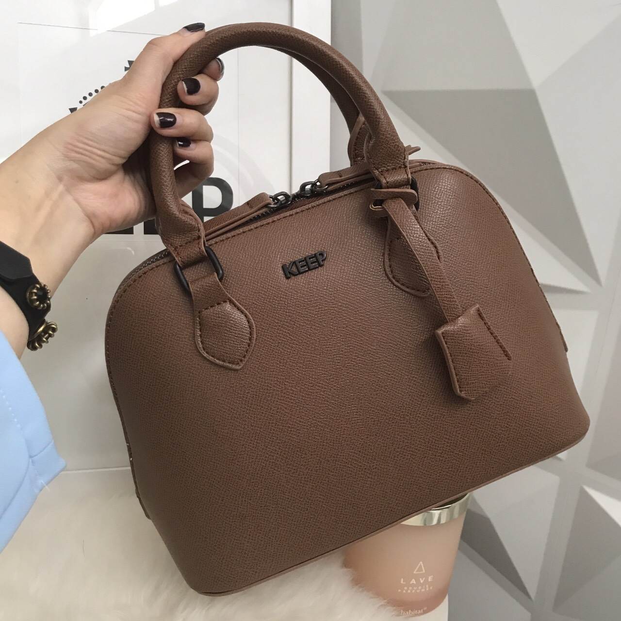 ซูมๆ ใกล้ๆ กันเลย กับ New collection KEEP ' Taylor ' ทำ size ใหม่ (9.5") อยากแนะนำมาก อยู่ระหว่าง มินิ กะ คลาสสิค ขนาด ดี๊-ดี ไม่เล็กไม่ใหญ่ไป แถม!! ดีไซน์รุ่นนี้ เป็นอะไหล่ดำ แต่งกะ look casual style ได้แมตช์ม๊ากกกก มี 3 สี Earth tone ให้เ