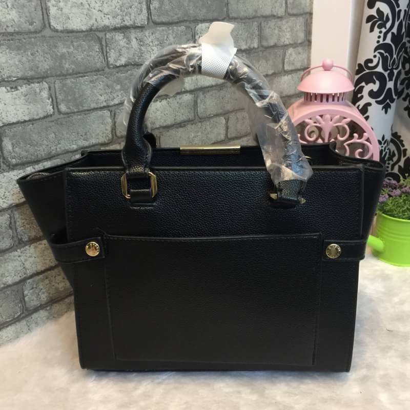 CHARLES & KEITH TRAPEZE TOP HANDLE BAG กระเป๋าถือ/สะพายวางอยู่ทรง หนังสวยมากๆ ด้านหน้ามีช่องซิป ด้านหน้าแต่งโลหะปั๊มแบรนด์ที่ขอบกระเป๋า ด้านหลังมีช่องใส่ของ รุ่นนี้มีกระดุมให้ขยายทรงได้ค่ะ เปิดปิดด้วยซิปบน ด้านในจุของมีช่องซิป 1 ช่อง มาพร้อมสายสะพายยาวปรั