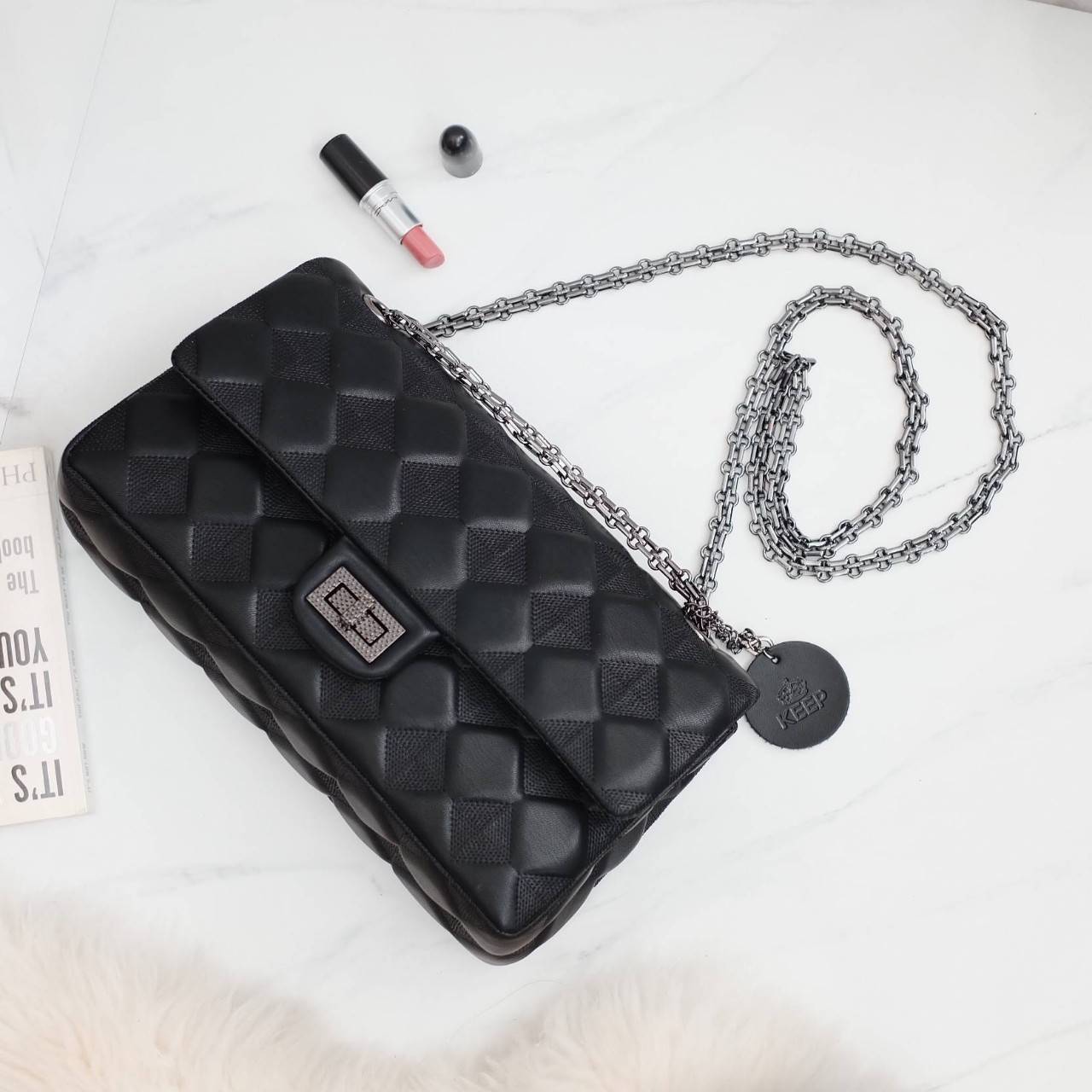 KEEP classic chain shoulder bag 👜 กระเป๋าทรงสวย คอลเลคชั่นใหม่ผลิตจากหนัง Microfiber สวย นิ่มมากๆ ทนทานกว่าเดิม !! ตัวกระเป๋าขนาดกำลังดี เย็บลายเเบบ Hand crafty สวย มีสไตล์สามารถใส่ กระเป๋าตังค์ยาว มือถือได้คะ สายโซ่อะไหล่ เทาดำ ดูคลาสสิคมาก ปรับไ