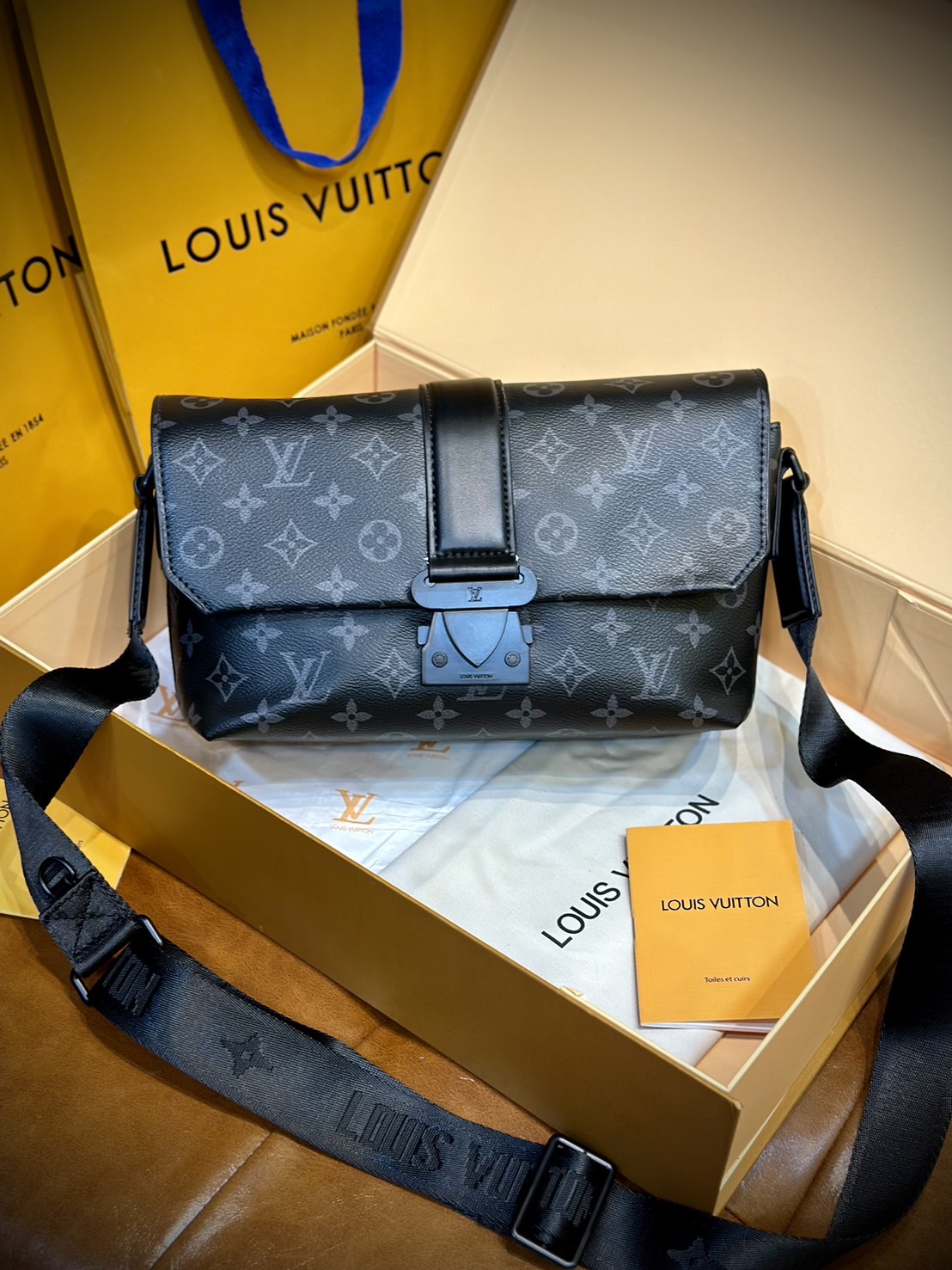 พร้อมส่ง 3 สี LV S-Cape Messenger Monogram Eclipse / LV Messenger Bag กระเป๋าทรงแมสเซ็นเจอร์ แบบคลาสสิกสวยงามเป็นเอกลักษณ์ เกรดออริ