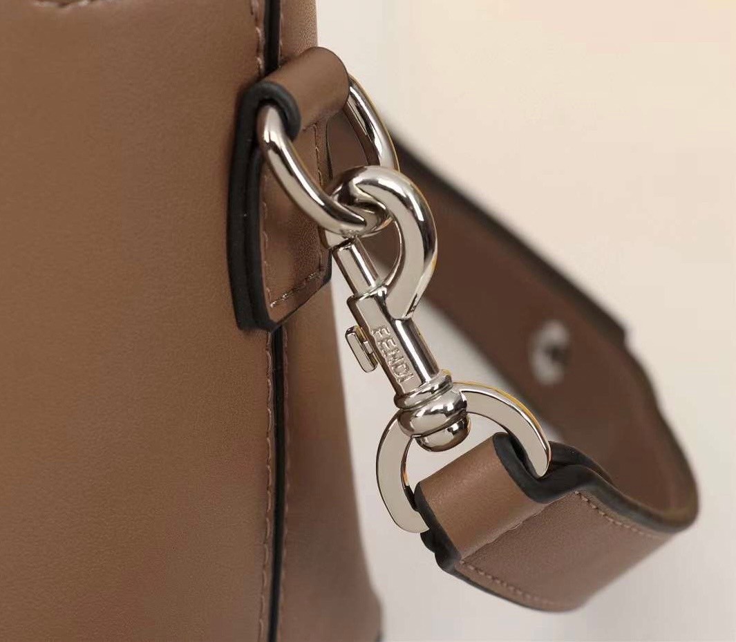 FENDI by the way small เกรดออริจินอล กระเป๋าถือ/สะพายข้างทรงหมอน รุ่นตามหา วัสดุหนังสวย มาพร้อมสายสะพายถอดออกได้ ใช้วันไหนๆกับชุดไหนๆได้หมดเลยทีเดียว อีกหนึ่งรุ่นที่ต้องแนะนำนะคะ