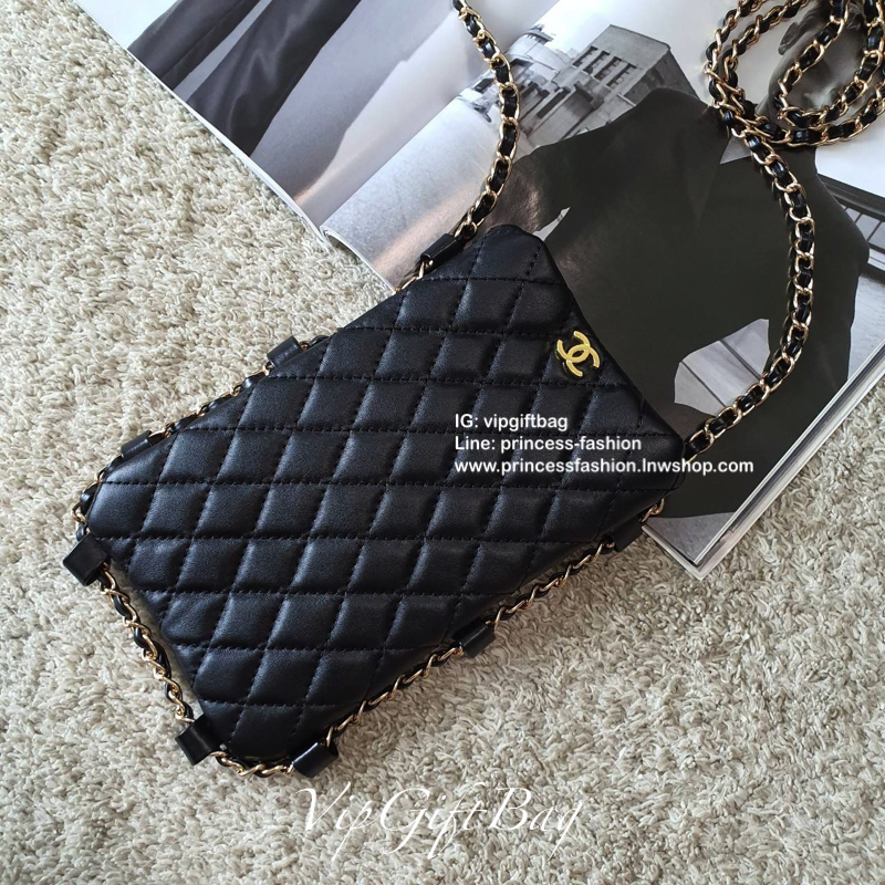 CHANEL VIP GIFT WOC BAG กระเป๋าสตางค์คล้องคอ/ Crossbody ที่กำลังมาแรงมาในตอนนี้ ตัวกระเป๋าเป็นกระเป๋าสตางค์หนังพียูพรีเมี่ยม **อะไหล่ทองทั้งใบ ด้านหน้าประดับโลโก้ CC สุดหรู เปิดปิดด้วยกระดุมแม่เหล็ก ใส่มือถืได้ทุกรุ่น ธนบัตรแบบพับ ปละเหรียญได้ ขนาดกำลังน่