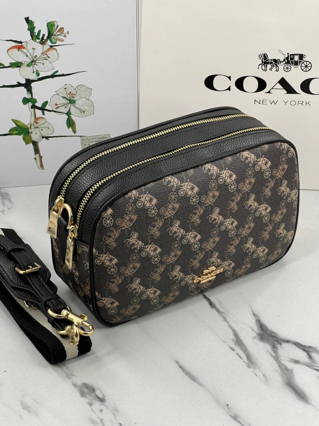 COACH JES CROSSBODY WITH HORSE AND CARRIAGE PRINT ((91109)) กระเป๋าสะพายครอสบอดี้ร์ หนังแท้นิ่ม ลายปริ้นรถม้าทั้งใบสวยงามมากๆค่ะ กระเป๋าแบ่งเป็น2ช่องซิปหลัก ช่องกว้างสามารถใส่กระเป๋าเงินใบยาวได้;ของจำเป็นได้ครบเลยค่ะ;มีช่องให้ใส่ของจุกจิก;พร้อมช่องโล่งด้า