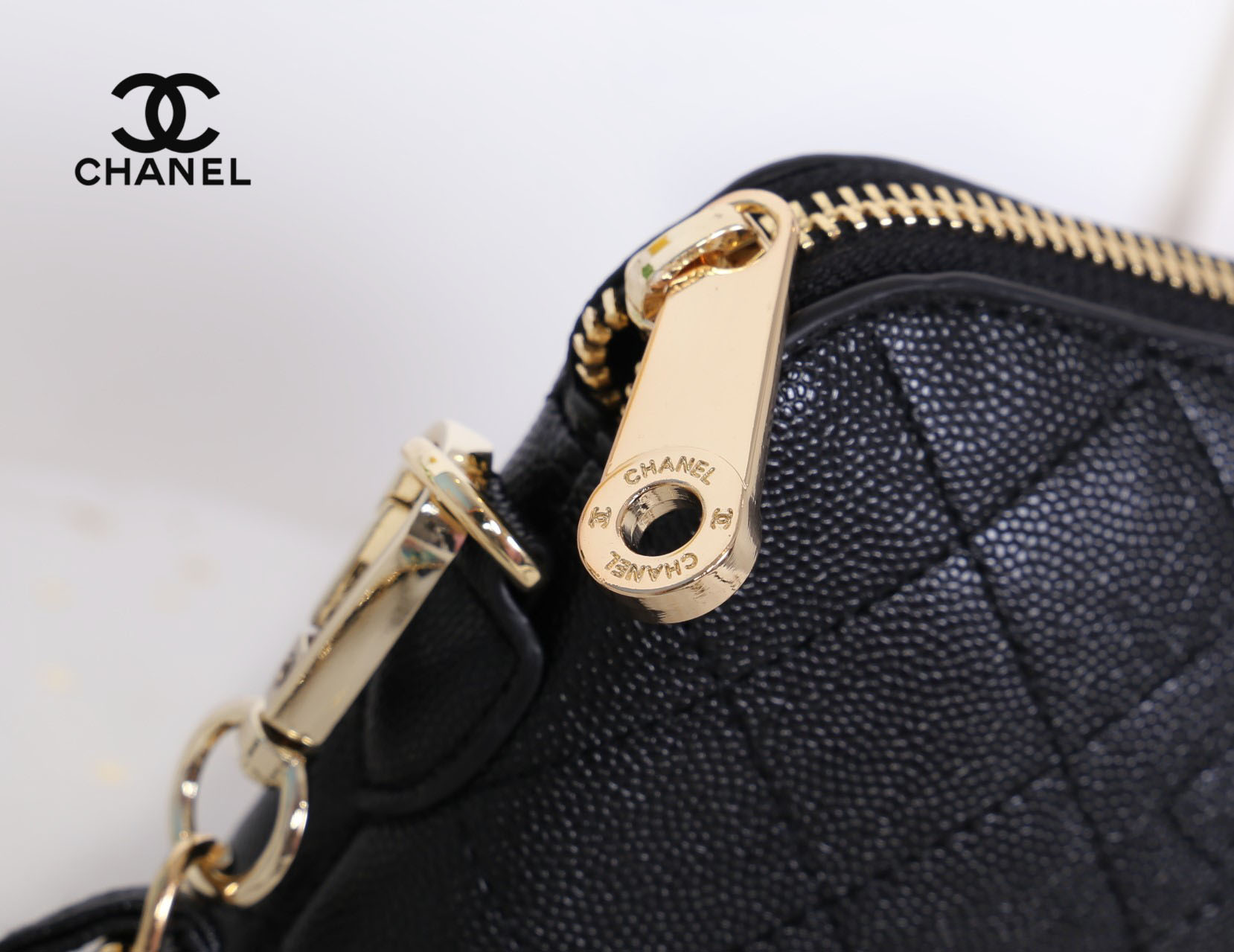 CHANEL Caviar Wristlet Crossbody Bag / Chanel Shoulder Bag With Chain กระเป๋าหนังลายเวียร์ปั๊มโลโก้แบรนด์ด้านหน้าสวยหรูดูแพง มาพร้อมจี้โลโก้แบรนด์ห้อยสีทองเก๋ๆน่ารัก
