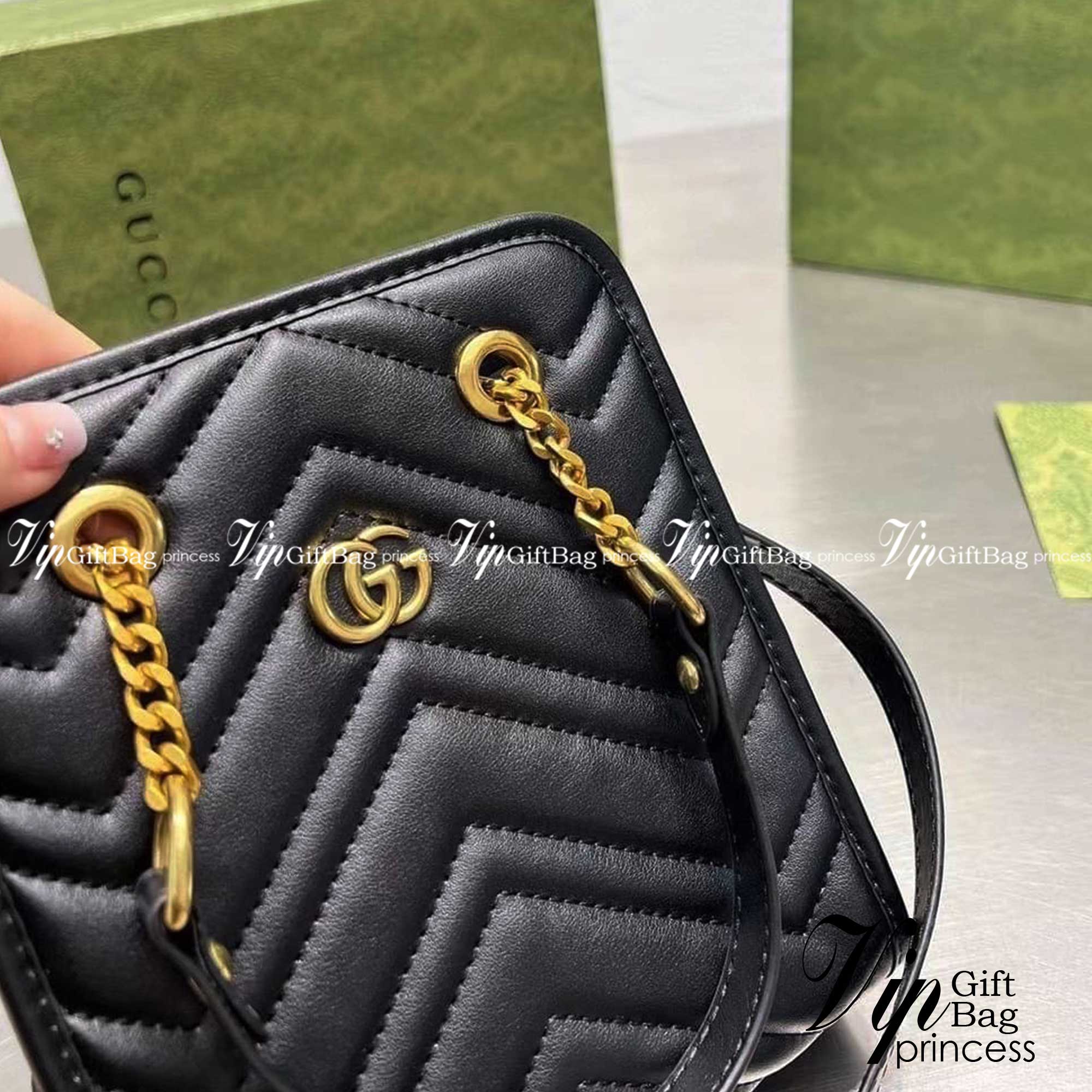 Gucci GG Marmont Matelasse Mini Bag / Gucci mini tote with chain bag กระเป๋าทรงโท้ทมินิ พร้อมสายสะพายโซ่ รองบ่าเป็นหนัง ถือได้ สะพายได้พร้อมสายยาวหนัง ภายในโล่งกว้าง จุของได้เยอะ ภาพถ่ายจากงานขายจริง ใช้งานต่างประเทศได้