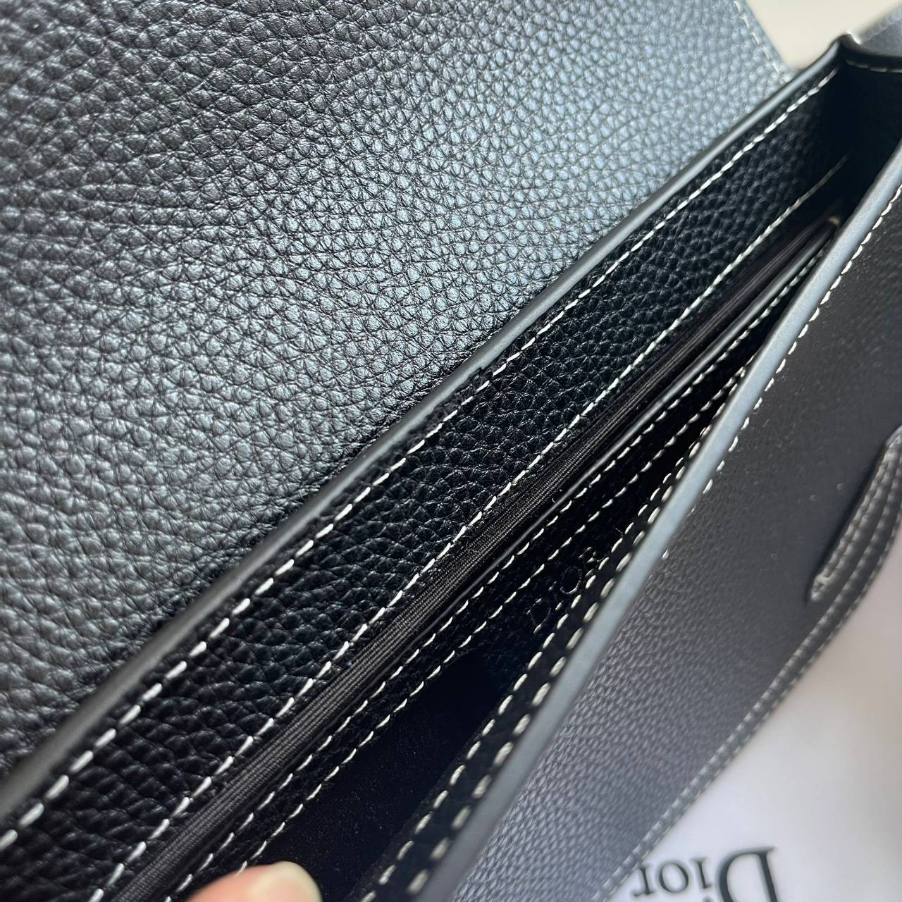 หนังแท้ CHRISTIAN DIOR SADDLE POUCH Black Grained Calfskin / DIOR SADDLE MESSENGER BAG พร้อมส่งที่ไทย กระเป๋า Saddle pouch คู่ใจขนาดกะทัดรัดและเหมาะสำหรับใช้ในชีวิตประจำวัน สีดำคลาสสิกเดินด้ายขาวตัดกัน เกรดออริจินอลหนังแท้ทั้งใบ ภาพสินค้าถ่ายจากงานขายจริง