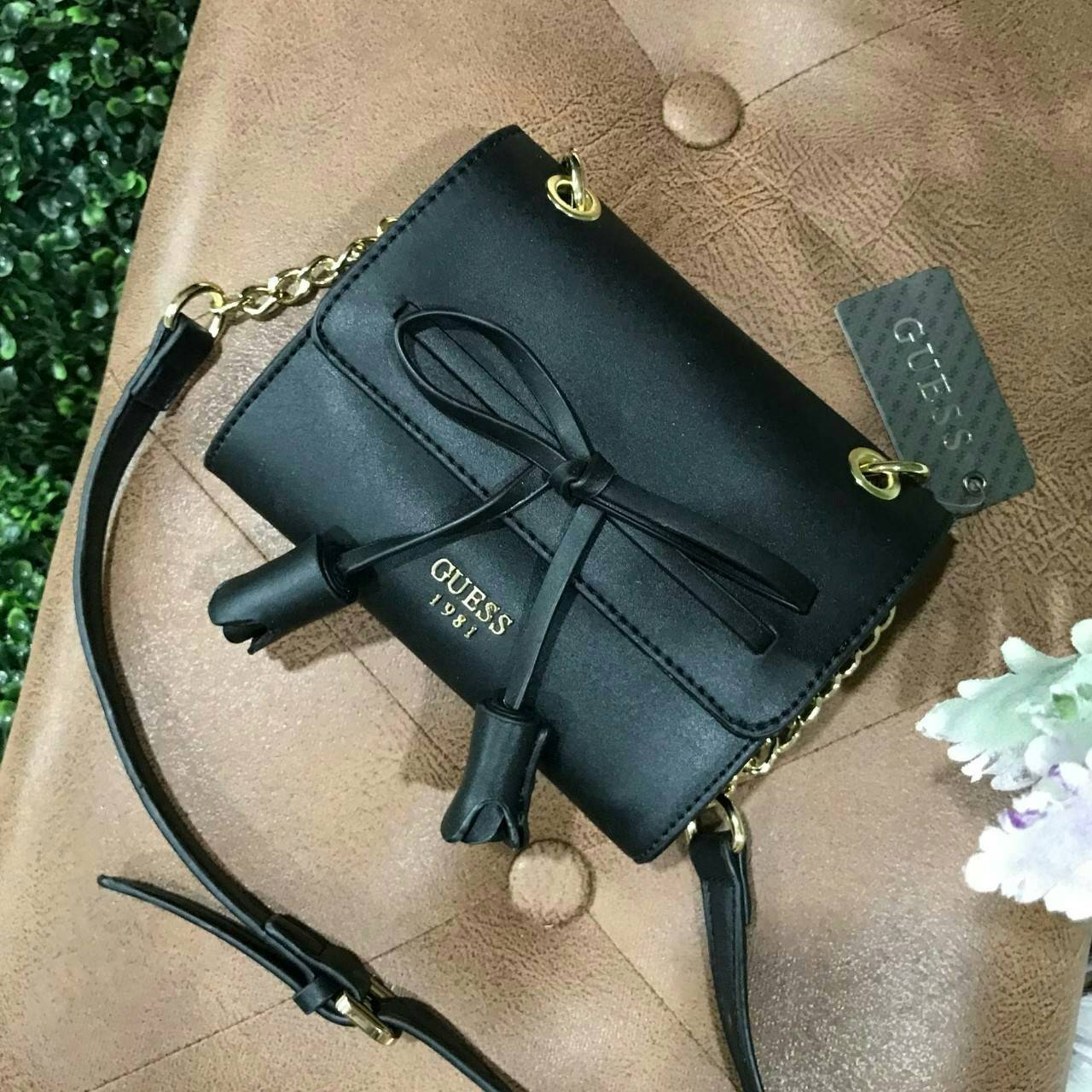 New Arrival! Guess Detail Crossbody Flap Bag Y2019 กระเป๋าสะพายรุ่นใหม่ล่าสุดขนาดมินิกำลังน่ารักวัสดุหนังเรียบอยู่ทรงด้านหน้าประดับโบว์พร้อมโลโก้แบรนด์ดูมีดีเทลเปิดปิดด้วยฝาปิดกระดุมแม่เหล็ก ซับในลายแบรนด์ ภายในมีช่องซิปและช่องเล็กใส่ของสามารถใส่ iphone ไ