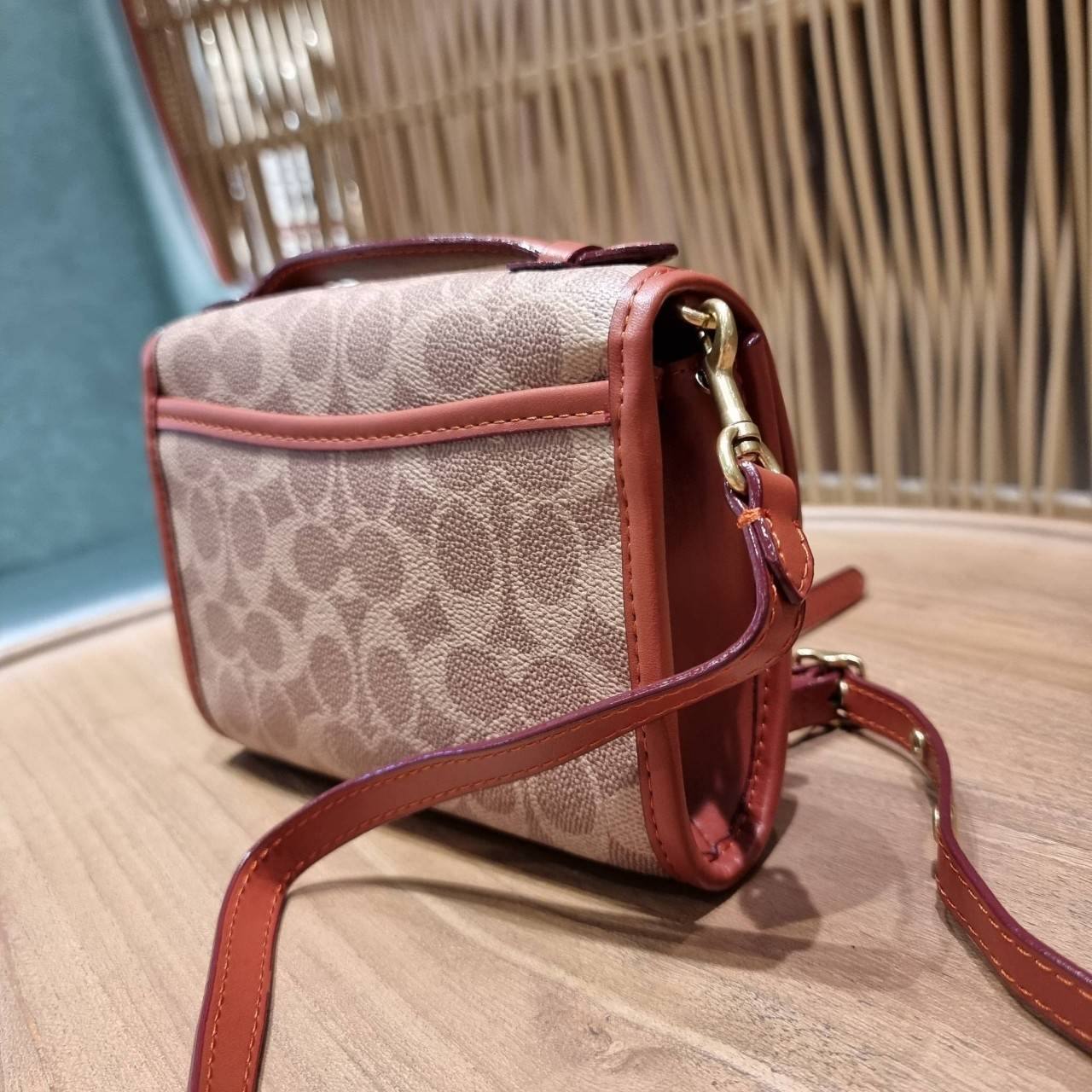 COACH C4204 KIP TURNLOCK CROSSBODY IN SIGNATURE CANVAS คอลเลคชั่นใหม่ สาวกงานดีไซน์สีสนิมต้องปลื้ม!! กับกระเป๋าสะพายข้าง ขนาดพกพาง่าย ใช้งานสะดวกมากๆ วัสดุหนังแคนวาสเคลือบลาย ตัดขอบด้วยหนังแท้ เปิด-ปิดด้วยตัวบิดล็อคแน่นหนา ภายในเป็นช่องโล่ง มีช่องใส่บัตร 