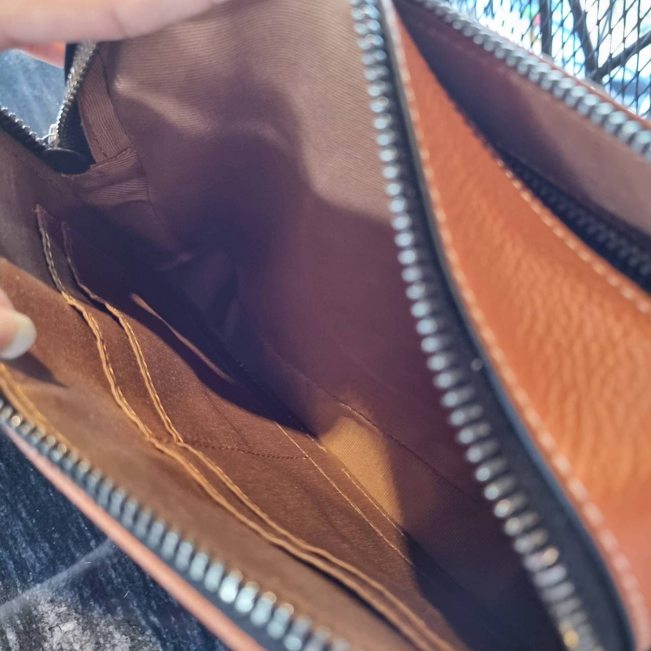 COACH C8445 CHARTER CROSSBODY 24 WITH HORSE AND CARRIAGE PRINT หล่อได้ไม่ซ้ำใคร กับไอเท็มใหม่ล่าสุด ชิคๆคูลๆ กับกระเป๋าสะพายข้าง ดีไซน์ทรงกล่อง ตกแต่งลวดลายดูโดดเด่น วัสดุหนังแคนวาสสลับหนัง pepble มีซิป 2 ฝั่ง ใส่ของได้จุใจ ของสำคัญใส่ไปเลยครบๆ สายสะพายปร