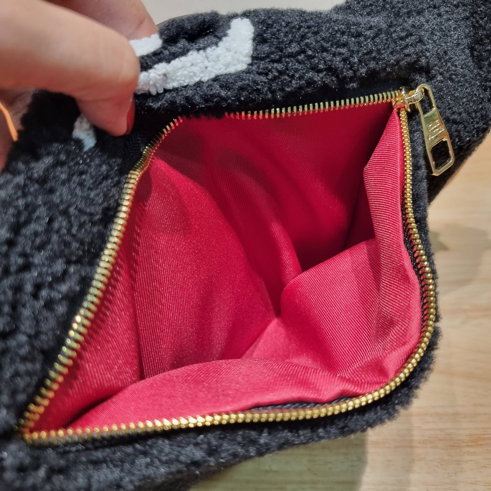 LV BUM BAG MONOGRAM TEDDY FLEECE / LV Teddy Limited Edition Bumbag ไอเท็มที่ต้องมี กับกระเป๋าคาดอก ดีไซน์เอกลักษณ์ โดดเด่นด้วยจัมโบ้ฟ้อนท์สีตัดกับตัวกระเป๋า เปิด-ปิดด้วยซิป ภายในเป็นช่องโล่ง โดยตัวกระเป๋าจะมีหูจับในตัว และสายสะพายที่สามารถปรับได้ตามตัว รุ