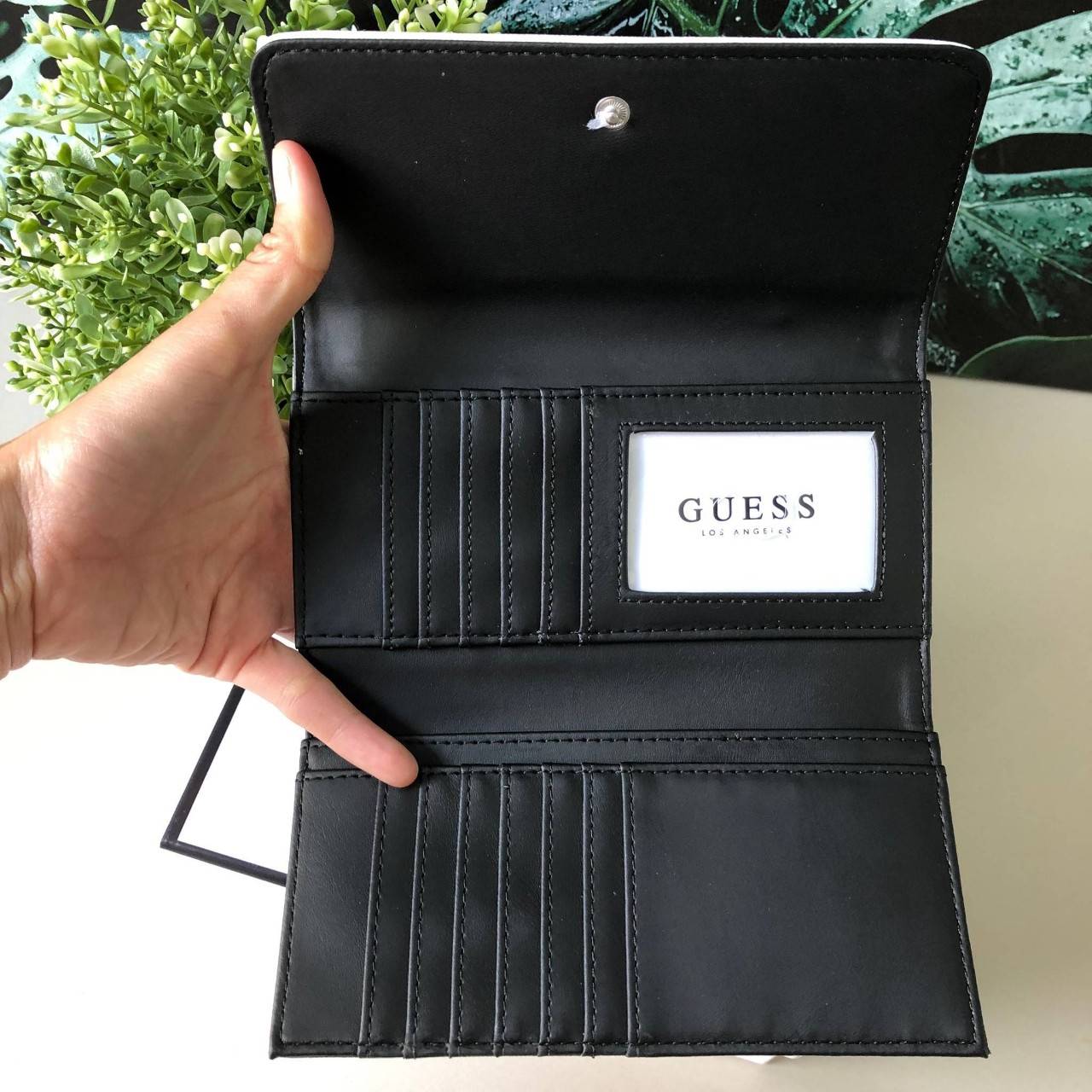Guess long wallet กระเป๋าสตางค์ใบยาว หนังลาย saffiano ภายในมีช่องใส่ธนบัตร, บัตร, ช่องใส่รูป และช่องซิปใส่เหรียญด้านหลังค่ะ