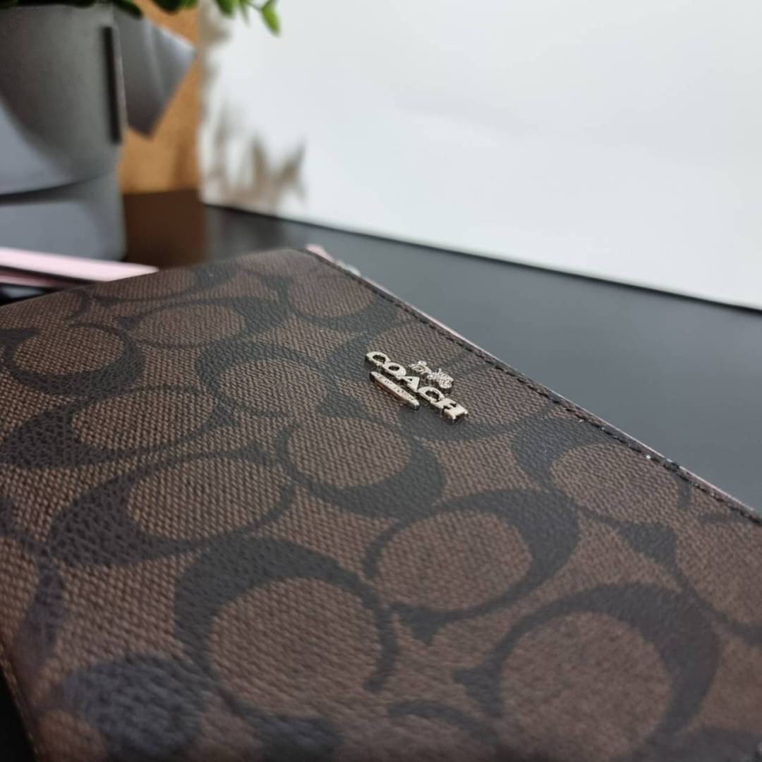 COACH F87591 DOUBLE CORNER ZIP WALLET IN SIGNATURE COATED CANVAS คล้องมือรุ่น 2 ซิป!! มาแล้วจ้า 🌟🤗 ไซส์นี้คือเหมาะมือจริงๆ พกง่ายเช่นเคย ไม่ต้องกังวลว่าจะเกะกะหรือกินพื้นที่กระเป๋าหลัก วัสดุหนังแคนวาสเคลือบลาย มีช่องหลักแยก 2 ช่อง ภายในบุผ