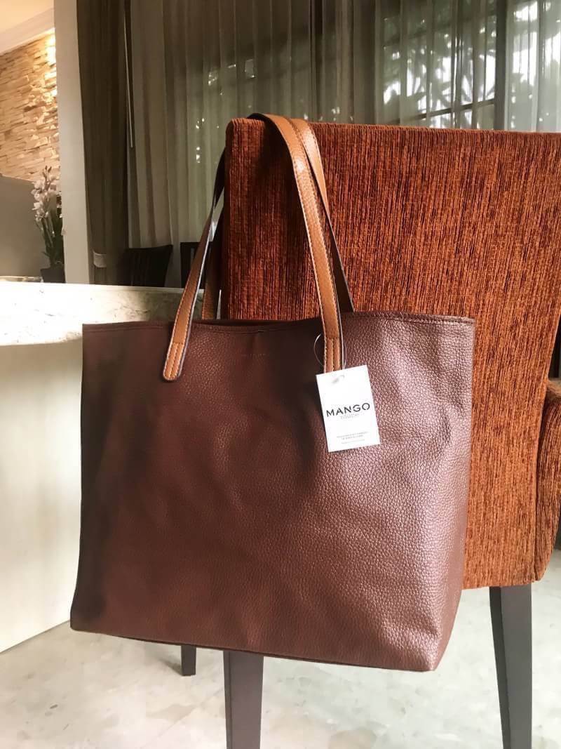 MANGO LARGE SHOPPING BAG กระเป๋าสะพายใบใหญ่น้ำหนักเบาวัสดุหนังแกะสังเคราะห์ขึ้นลายสวยน่าใช้โดดเด่นที่สามารถปรับใช้ได้2ทรงไม่จำเจอเปิด-ปิดด้วยแถบคาดกระดุม ภายในกว้างและจุสุดๆ สามารถใส่เอกสาร A4 หนังสือ ipad เสื้อผ้า รองเท้าได้ ภายในมีช่องซิปและโลโก้หนัง หู