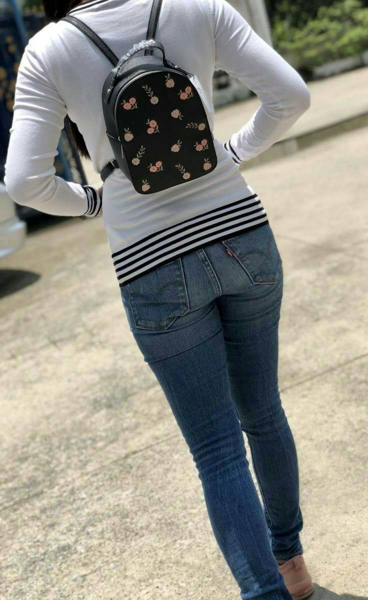 Bershka backpack bag ✔️รุ่นหายากค่ะ กระเป๋าสะพายหลัง หนังซาฟเฟียโน่ ด้านหน้าปักรูปดอกไม้ งานปักเน้นๆ สวยงามมากๆค่ะ เปิดปิดกระเป๋าแบบซิป ภายในโล่ง ใส่ของได้จุนะค่ะ สายสะพายด้านหลังเลื่อนปรับฟรีไซด์ค่ะ รุ่นนี้ขนาดกำลังดี น้ำหนักเบา ใบจริงน่ารักน่าใช้
