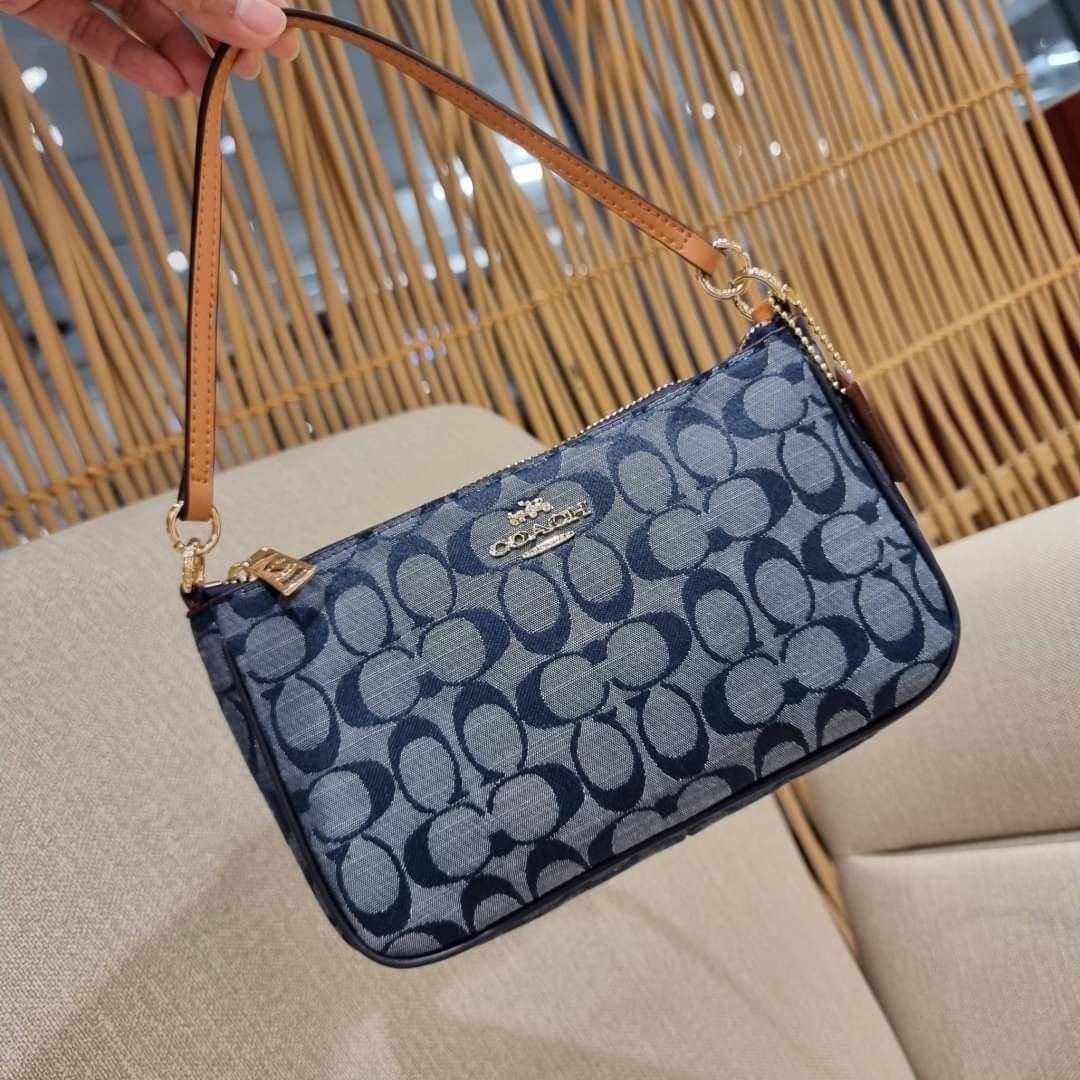 COACH 36674 TOP HANDLE POUCH IN SIGNATURE JACQUARD กระเป๋าทรงพอช ยอดฮิต ยกขึ้นแท่น ด้วยดีไซน์ที่ออกมาให้ใช้งานได้ง่าย ขนาดกำลังเหมาะ วัสดุหนังแคนวาสทนทาน ดีไปหมดขนาดนี้!! คุณลูกค้าถึงสั่งกันรัวๆจริงๆ ภายในโล่งกว้าง ใส่โทรศัพท์ได้ทุกรุ่น มาพร้อมสายคล้องแขน
