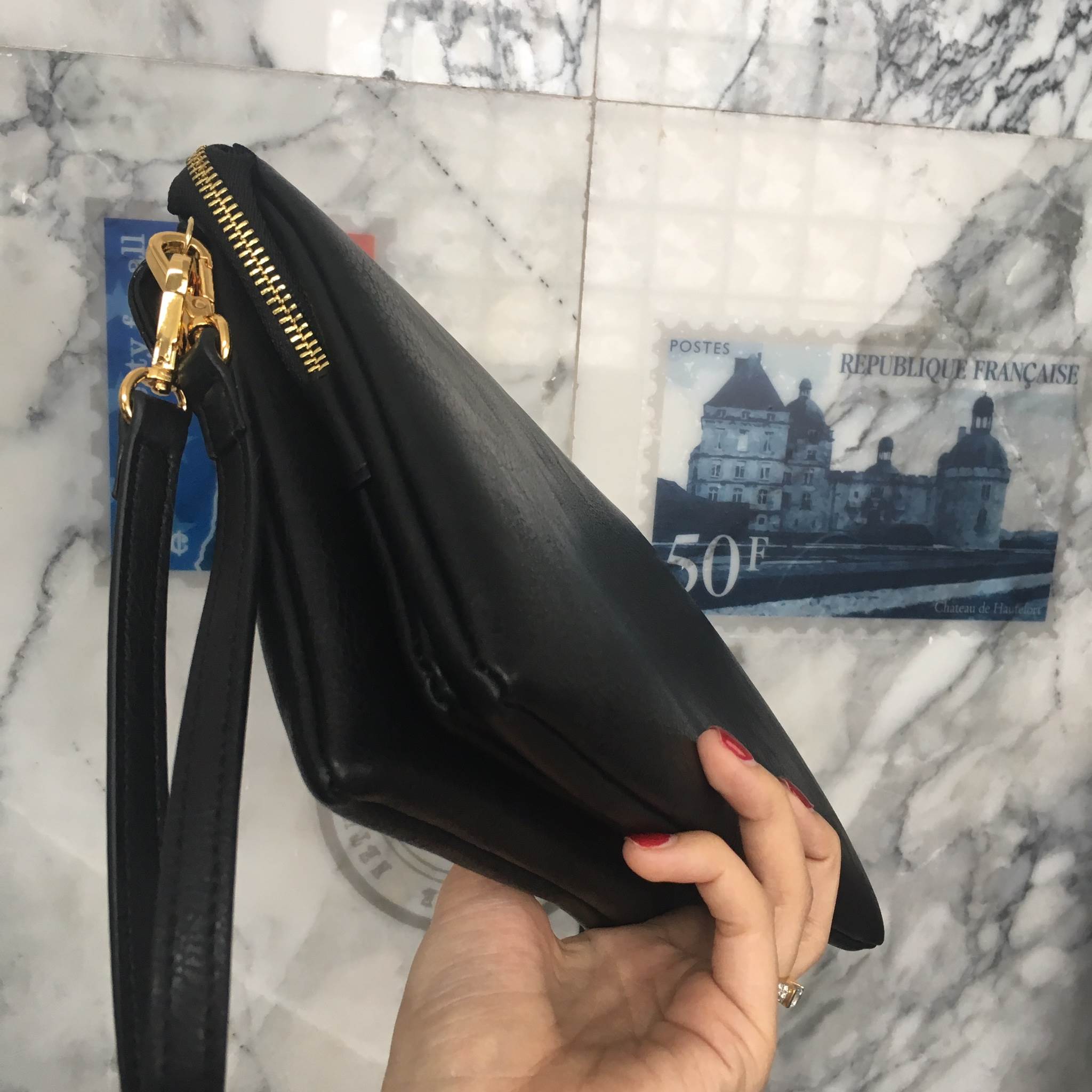 มาตามคำเรียกร้องคะสำหรับ size นี้ รอบนี้ ได้ ของ KEEP BRAND มาคะ รับรองความสวย 😍กระเป๋า KEEP Doratry shoulder &clutch bag ตัวกระเป๋าผลิตจากหนังแกะเทียม ตัดกับ ลายงู ลายหนังชัดเจน สวย อะไหล่ทองเพิ่มความหรูให้กับกระเป๋าสุดๆคะ 🌵จุดเด่นคือ สาม