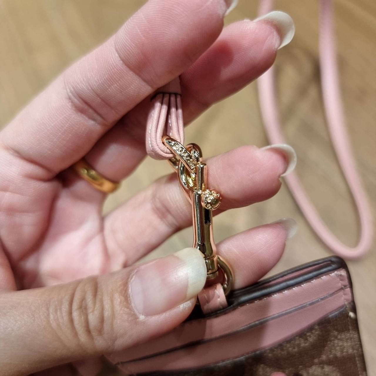 COACH C3305 ID LANYARD IN COLORBLOCK SIGNATURE CANVAS ง่ายๆแบบไม่ธรรมดา!! คลาสสิคแต่มีดีเทลโดดเด่น!! กระเป๋าถนอมบัตร พร้อมสายคล้องคอ ดีไซน์ลวดลายสวย ดูดีทุกแบบ ใช้งานง่าย พกพาสะดวก จะใส่บัตรพนักงาน บัตรเครดิต บัตรปชช. ใบขับขี่ และบัตรอื่นๆที่อยากจะใส่!! ต