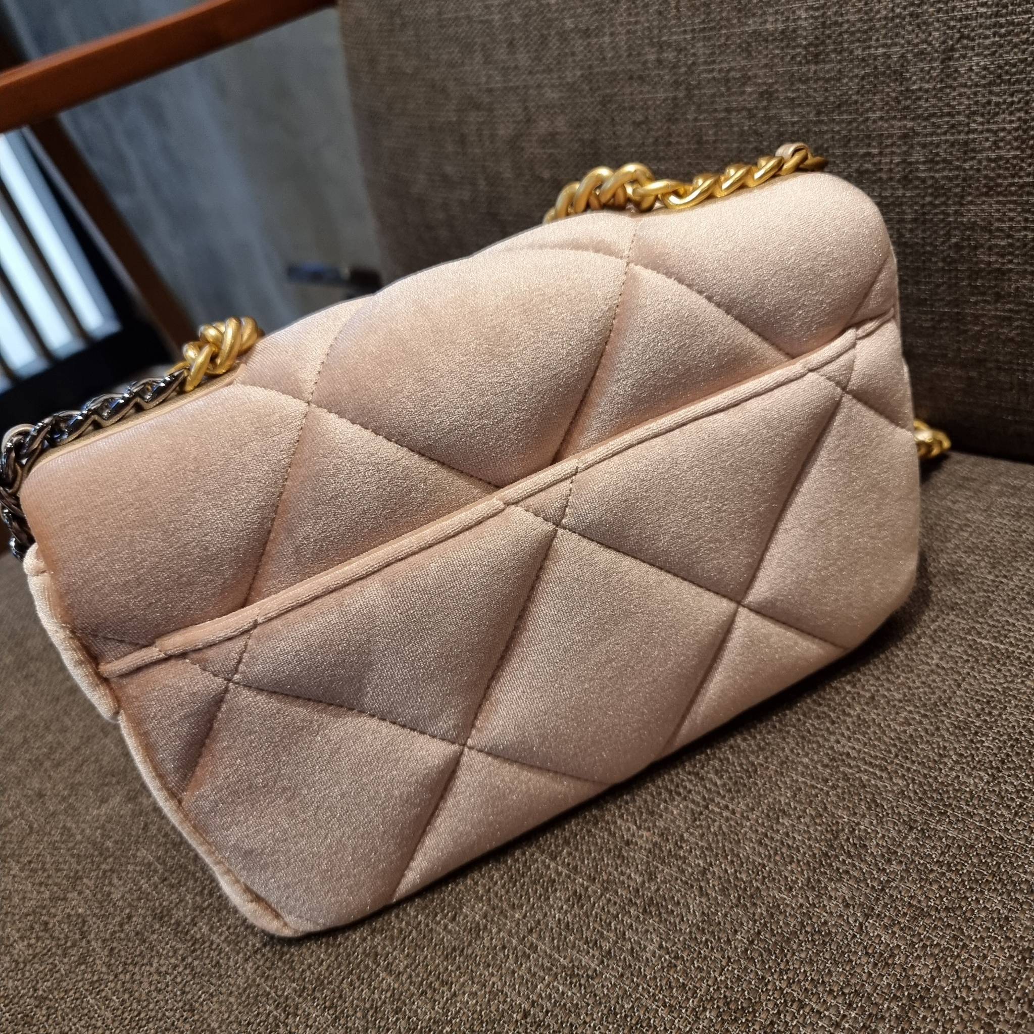 ไม่มองไม่เหลียวไม่ได้แล้ว!! ความหรูที่โดดเด่นจากผ้ากำมะหยี่ สร้างดีเทลผู้ดี ลูกคุณมากๆ Chanel vip boutique กระเป๋าสะพายจาก duty free ในราคาสุดประหยัด!! ดีไซน์เลิศ ตกแต่งด้วยโซ่ทูโทน ลงตัวแบบไม่มีที่ติ เปิด-ปิดด้วยตัวบิดล็อค ภายในโล่งกว้าง ใส่กระเป๋าสตางค์